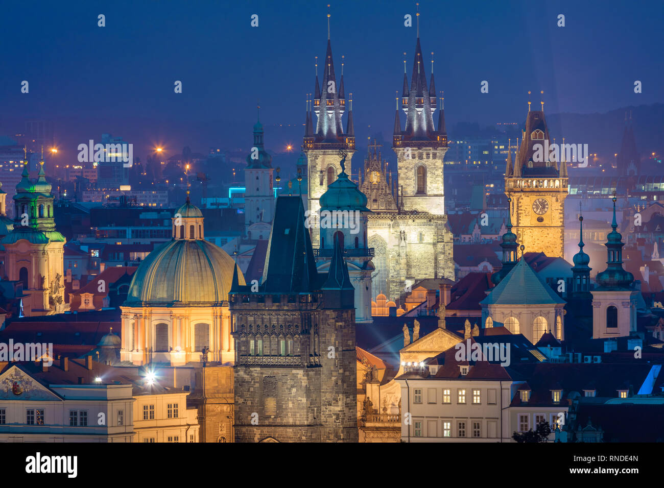 Superbe vue aérienne de toits de Prague, châteaux et églises, dômes, Tchèque Europe Banque D'Images