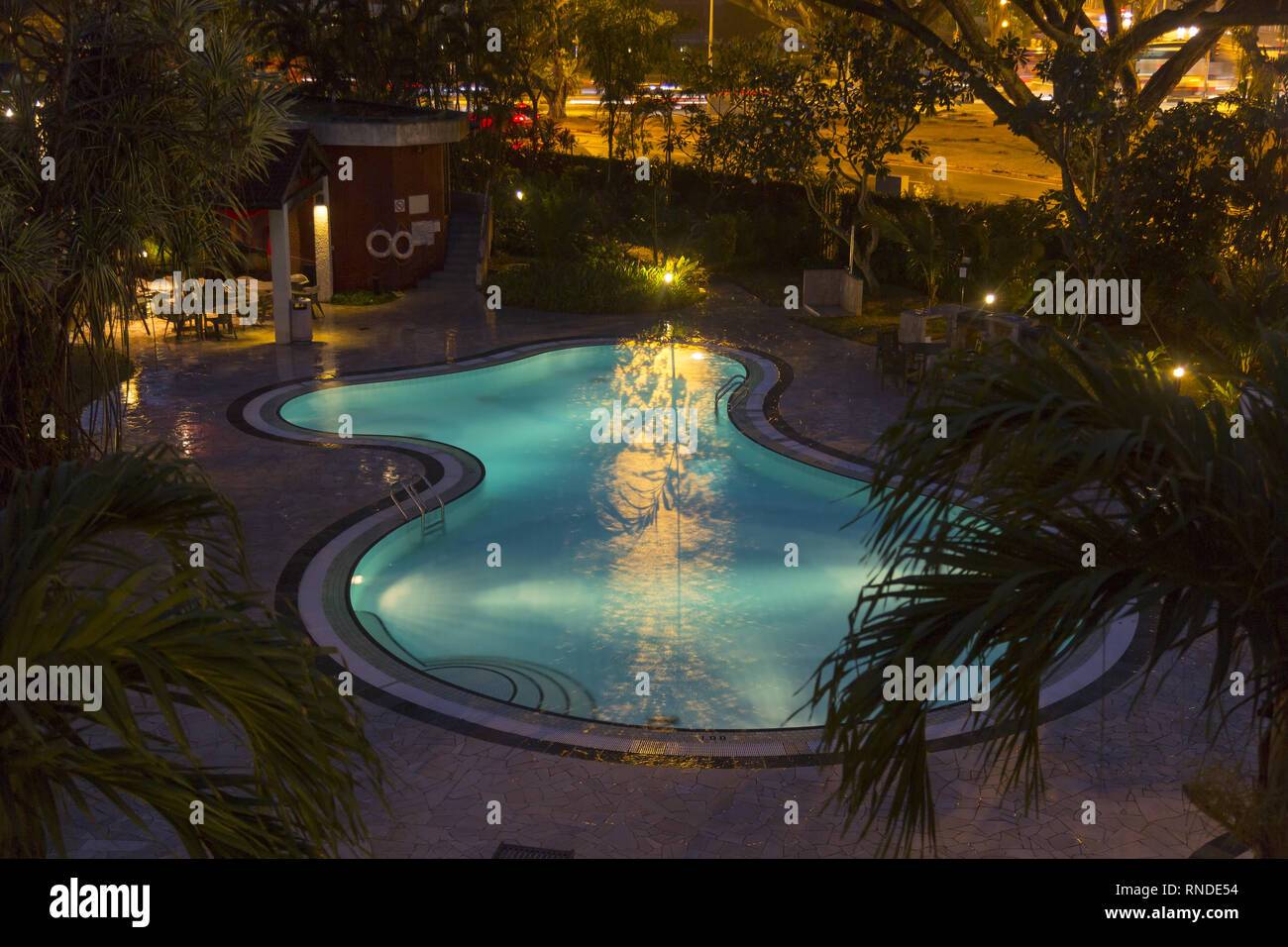 Piscine dans la nuit pluvieuse Banque D'Images