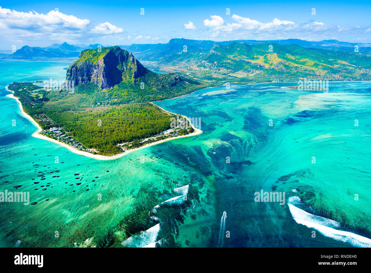 Vue aérienne de la nature dans un magnifique récif de la baie pittoresque de l'île Maurice, Banque D'Images