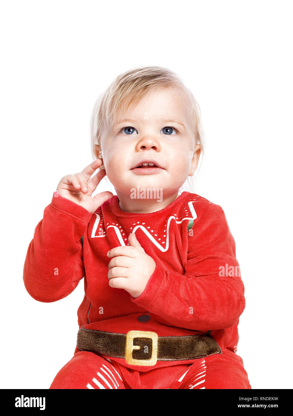 Un petit enfant habillé en père Noël en écoutant une chanson. Joie et Noël. Isolé sur fond blanc Banque D'Images