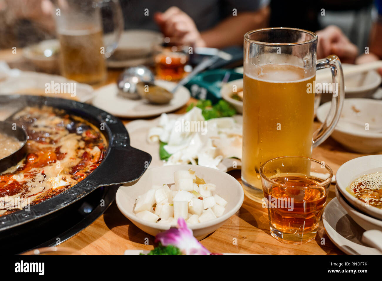 La bière, légumes et hot pot Banque D'Images