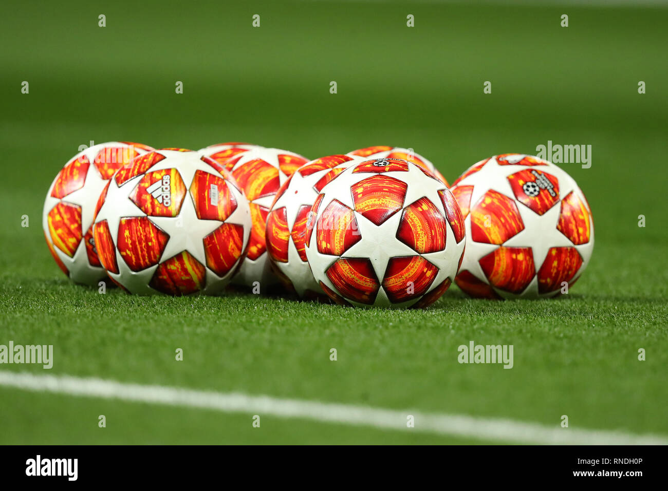 MANCHESTER, ANGLETERRE - 12 février 2019 : une vue générale de ballons pendant le match de la Ligue des Champions entre Manchester United et Paris Saint-Germain au stade Old Trafford. Banque D'Images