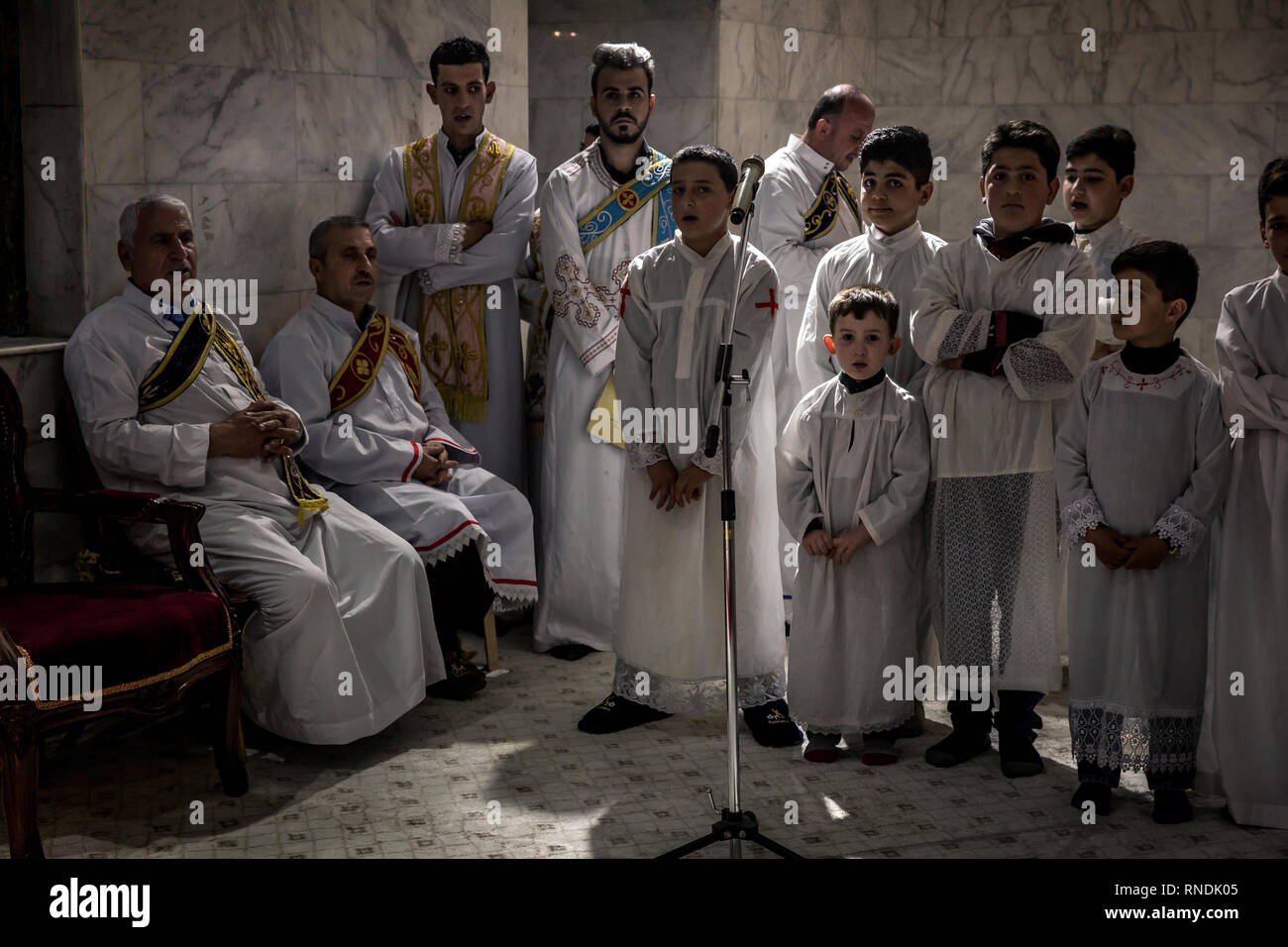 Les croyants à l'office du dimanche dans l'église de Saint George dans le Christian Bartella en face des portes de Mossul. La population chrétienne a été expulsé, mais sont retournés chez eux en grand nombre. Certaines églises pourraient être reconstruites, de sorte que les services d'église peut avoir lieu là encore. Néanmoins, les chrétiens sont aujourd'hui menacés par la conquérants chiite de la province de Ninive et la capitale Mossul, et sont l'objet de répressions de plus en plus, de sorte que les chrétiens n'ont pas de bonnes perspectives pour une nouvelle vie dans Bartella. Banque D'Images