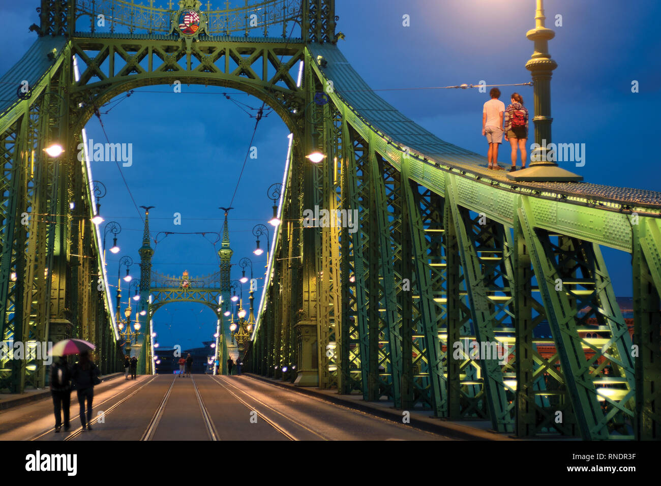 Jeune couple en train de marcher sur la poutre de construction de pont de la liberté à Budapest Banque D'Images