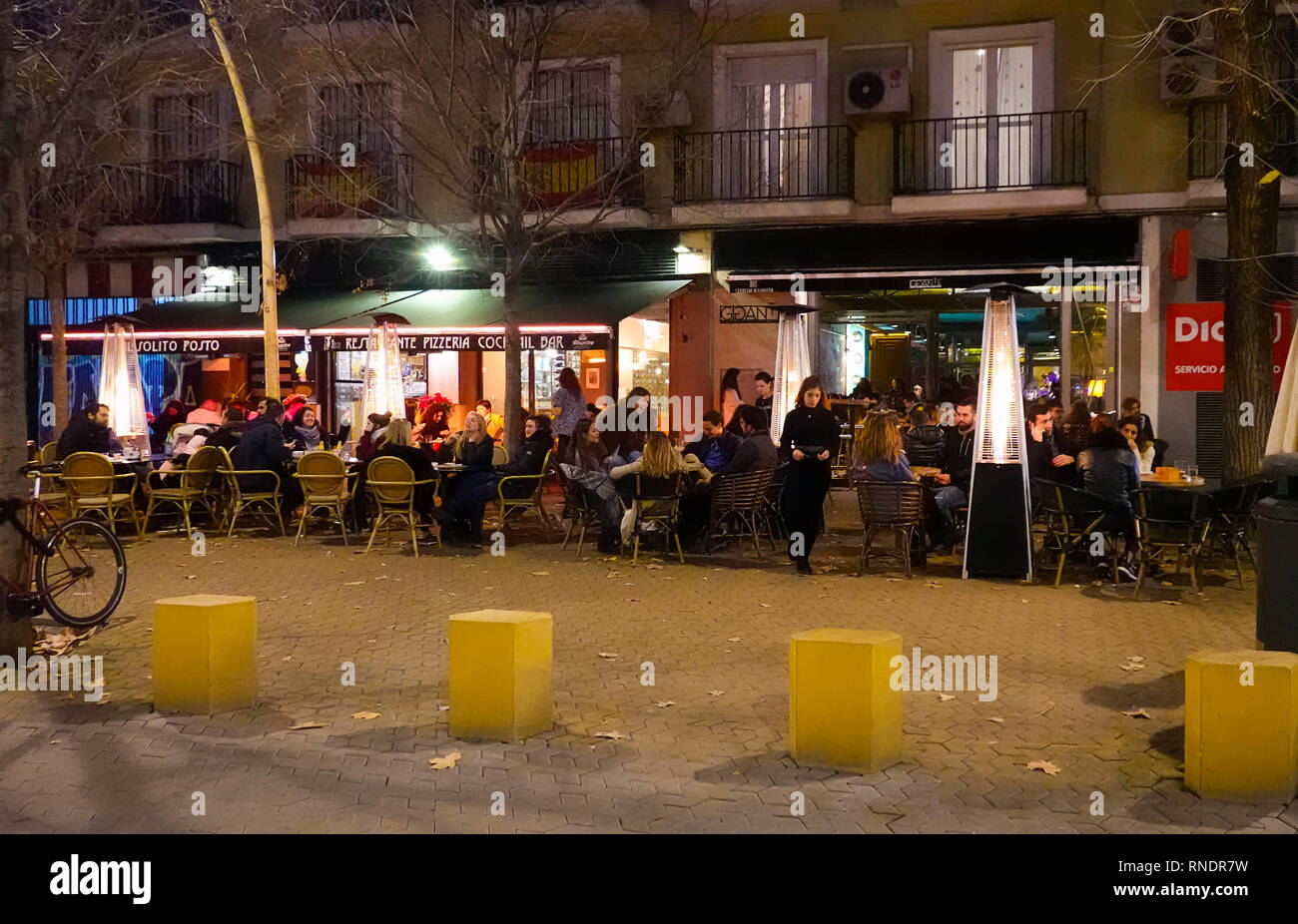 Les gens ayant de la nourriture et des boissons à un outdoor​ cafe à l'Alameda de Hercules à Séville, Espagne Banque D'Images