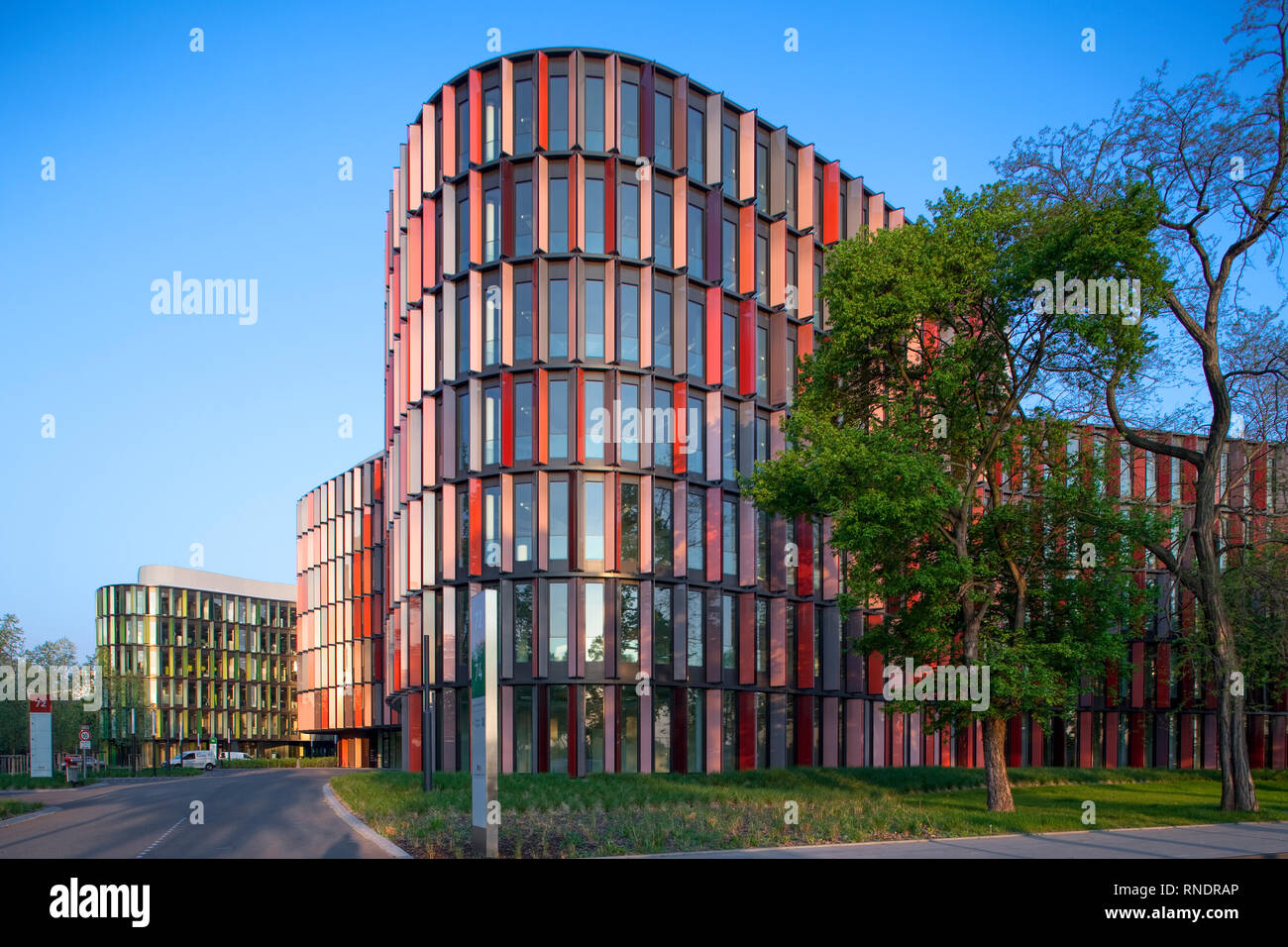 Ovale Cologne Bureaux. Immeuble de bureaux à la Gustav-Heinemann-Ufer à Cologne, Allemagne. Architectes : Sauerbruch Hutton. Banque D'Images