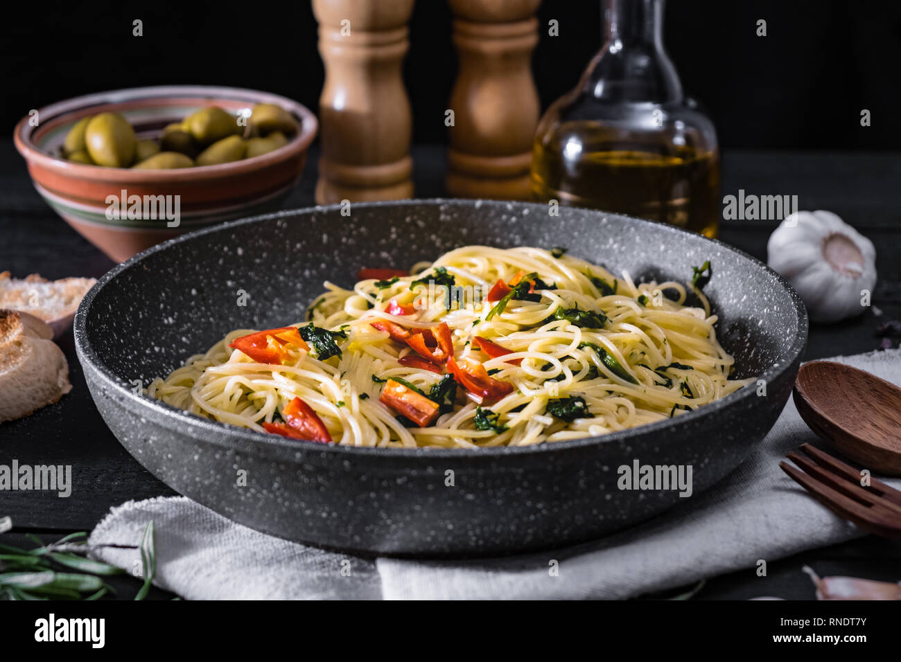 Casserole de pâtes italiennes cuites. Spaghetti traditionnel repas avec légumes et olives noires sur fond rustique Banque D'Images