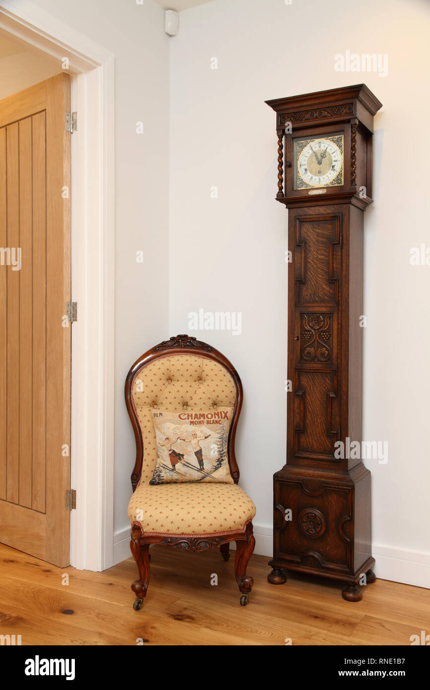 Fauteuil debout récupéré par une grand-mère de l'horloge et porte en bois  Photo Stock - Alamy
