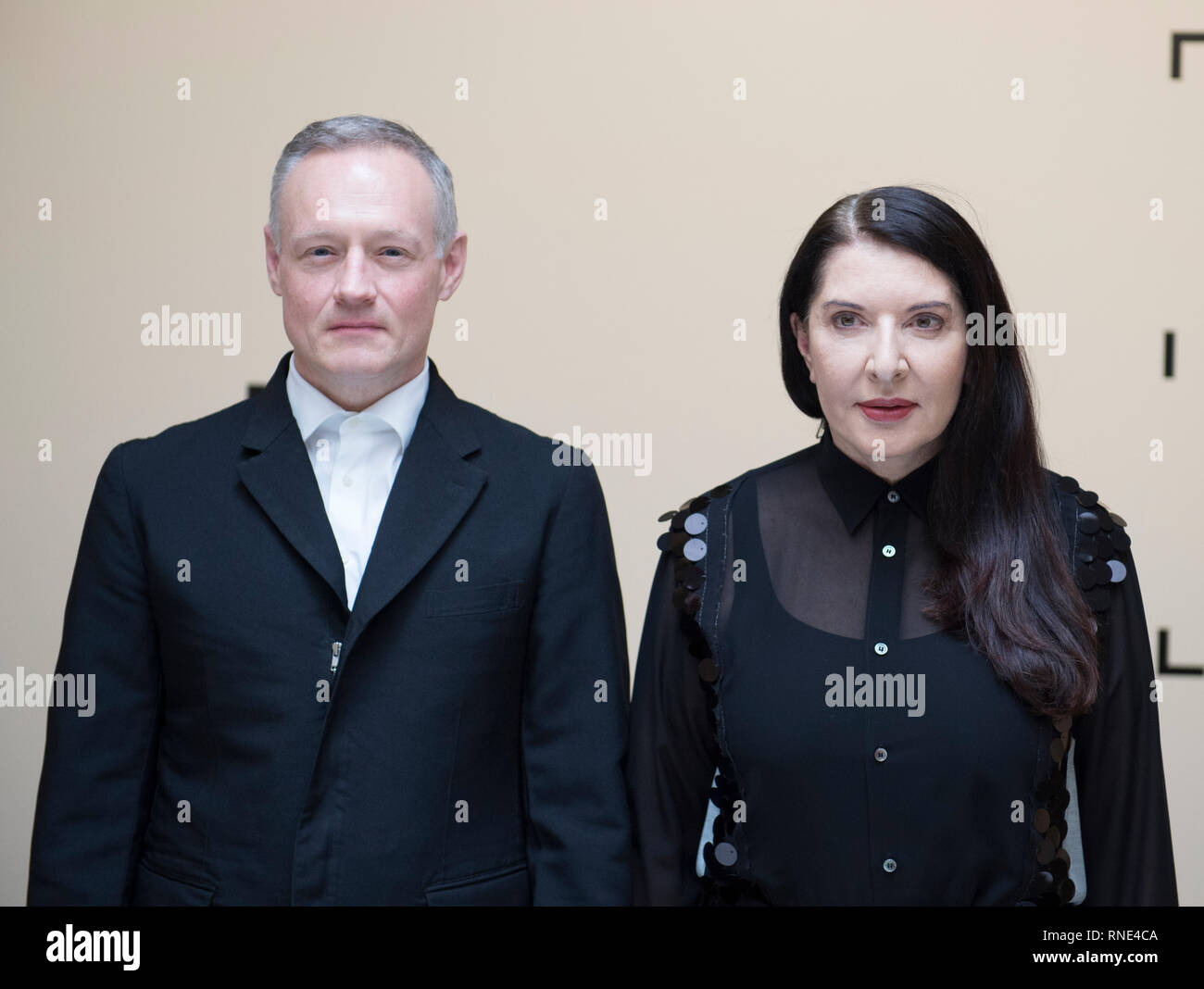 Serpentine Gallery, Londres, Royaume-Uni. 18 Février, 2019. L'art et la technologie se combinent pour une première mondiale avec Marina Abramović (photo - droit avec Tod Eckert, fondateur de tambour - La vie des producteurs), l'artiste de performance d'avant-garde, et la présentation de sa dernière performance : La vie dans la réalité mixte (une expérience augmentée portable). Pour 1 semaine, les galeries Serpentine accueillir la vie avec les visiteurs d'un experiencinge simultanément, intime rencontre avec l'artiste numérique dans cette première et à grande échelle ont montré des performances à l'aide de la réalité mixte n'importe où dans le monde. Credit : Malcolm Park/Alamy Banque D'Images