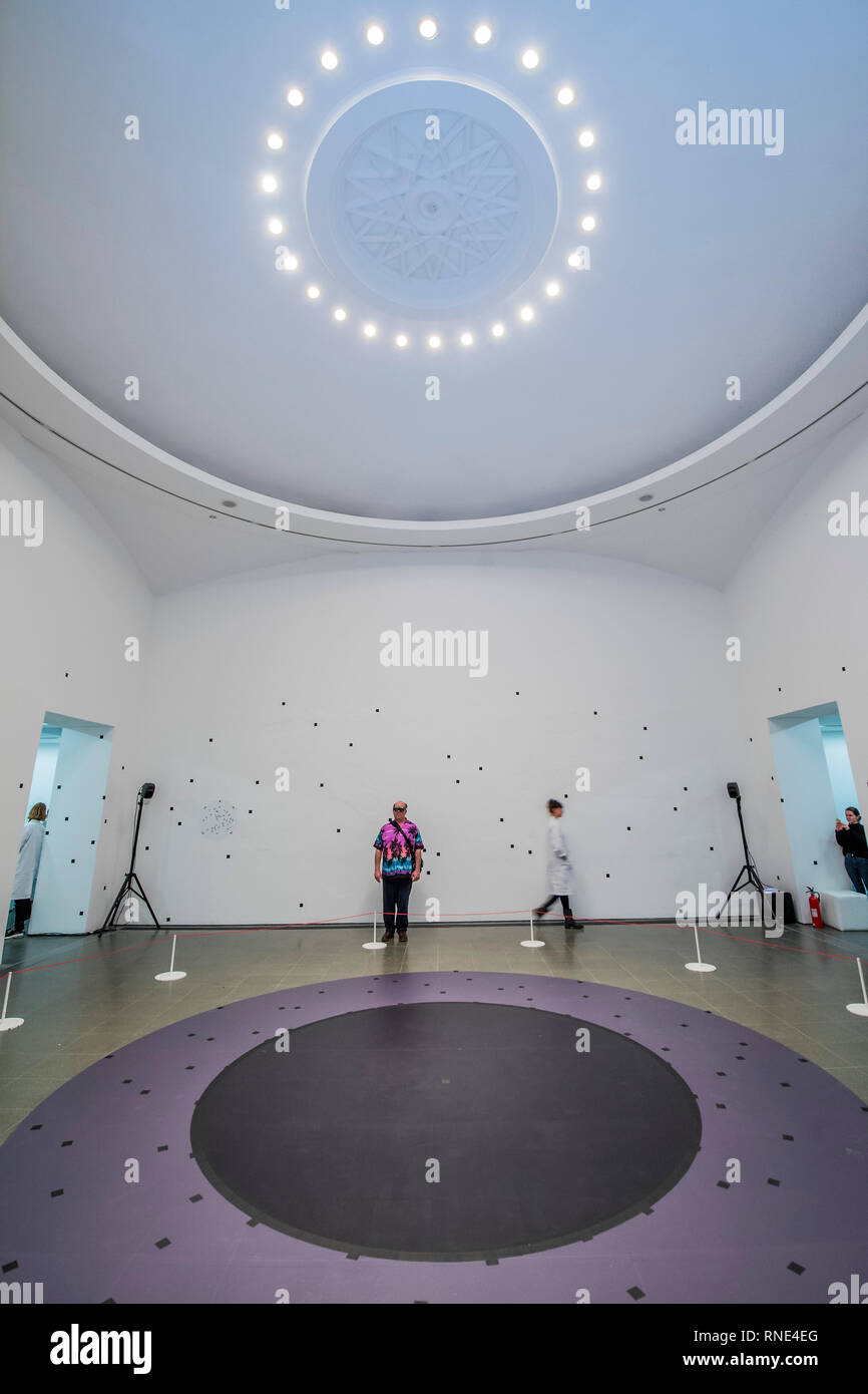 Londres, Royaume-Uni. Feb 18, 2019. Marina Abramović, La vie à la Serpentine Gallery, une perfomance dans la réalité mixte (une expérience augmentée portable). La pièce, d'une durée de 19 minutes, s'appuie sur l'artiste fascination de longue date avec la notion d'absence de matériel. L'utilisation de la réalité mixte permet d'explorer Abramović comment utiliser son propre corps comme sujet et objet, de cartographie nouveau territoire à l'intersection de la technologie et de la performance. La vie est produit par Tin Drum, un studio US/UK qui travaille exclusivement dans la réalité mixte. Crédit : Guy Bell/Alamy Live News Banque D'Images