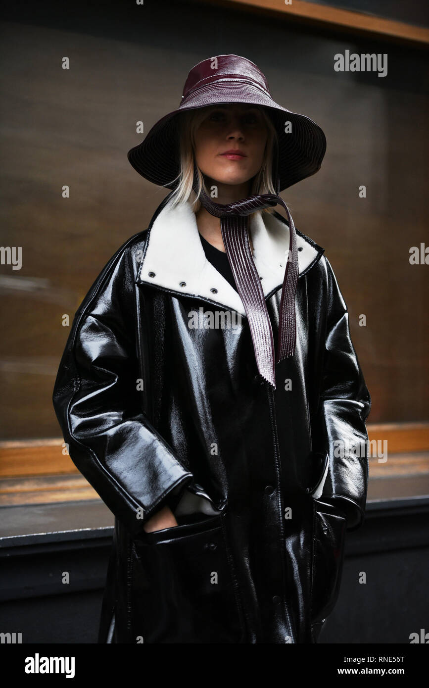 Londres, Royaume-Uni. Feb 18, 2019. Street style vu à la Semaine de la mode de Londres. Pour l'arrivée de Linda Tol Pyo Rejina19 AW show. Credit : Saira MacLeod/Alamy Live News Banque D'Images