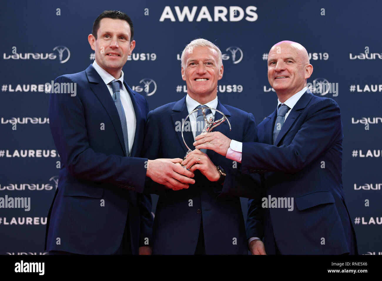 Monaco, Monaco. Feb 18, 2019. Franck Raviot, Didier Deschamps, Guy Stephanon. (Équipe de la Laureus World Sports Award de l'équipe de l'année) avec le trophée. GES/Général/Sports Laureus World Sports Awards 2019, 18.02.2019 Sports : Laureus World Sports Awards 2019, le 18 février 2019 | Conditions de crédit dans le monde entier : dpa photo alliance/Alamy Live News Banque D'Images