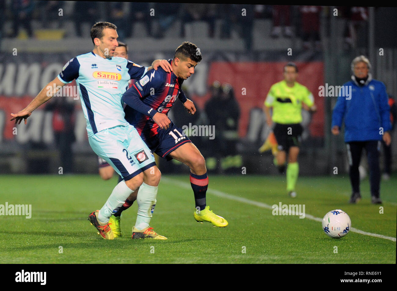 Crotone KR, Italie. Feb 18, 2019. Foto Francesco Mazzitello/LaPresse 18 Febraio 2019 Crotone (KR) Italia Sport Calcio vs Crotone Pescara - Campionato di Calcio Serie BKT 2018/2019 - Stadio Ezio ScidaNella CampagnaroPhoto foto : Machach e Francesco Mazzitello/LaPresse Febraio 18 , 2019 Crotone (KR) Crotone Italie Sport Soccer vs Pescara - Italien de Football League BKT 2018/2019 - Ezio Scida StadiumIn la pic : Machach sur Campagnaro Crédit : LaPresse/Alamy Live News Banque D'Images