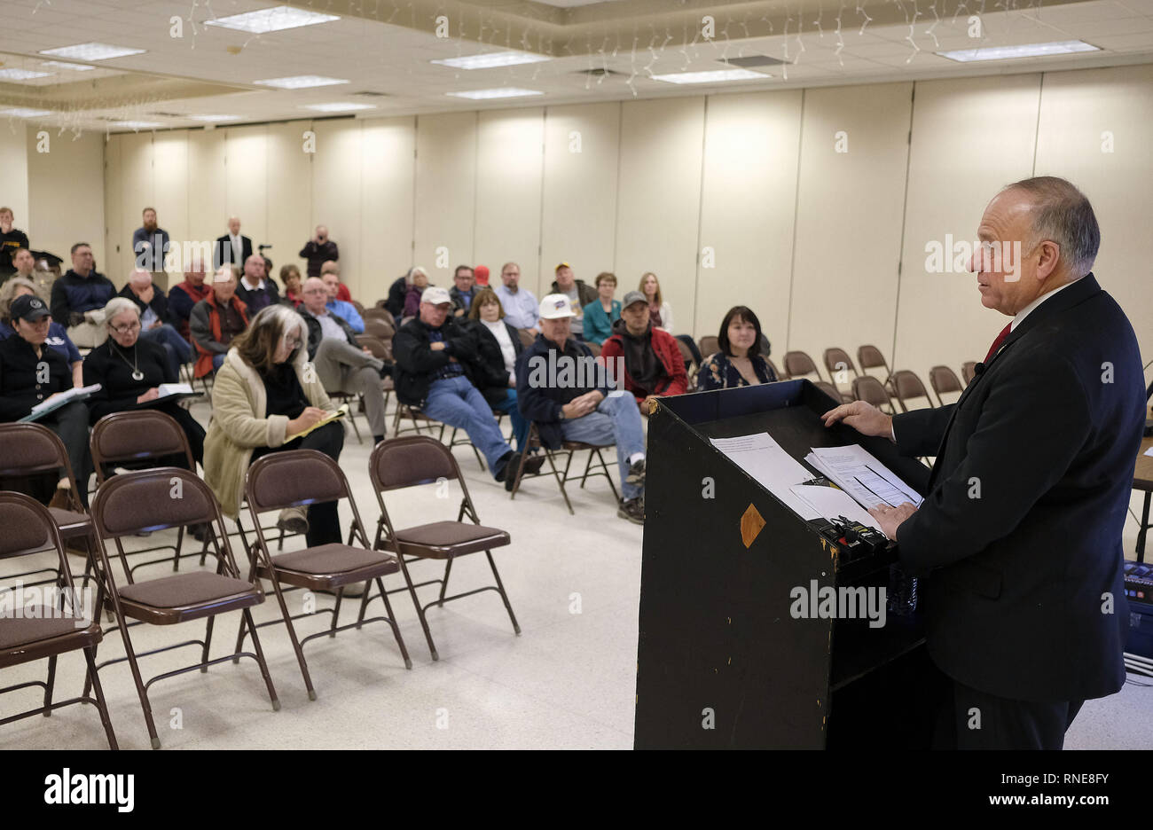 Rock Rapids, Iowa, USA. Feb 18, 2019. Le membre du Congrès STEVE KING (R-IA) tient sa deuxième réunion avec les électeurs et de nouveau défend ses déclarations à propos de la civilisation occidentale, le nationalisme blanc et la suprématie blanche à Rock Rapids, Iowa, lundi 18 février, 2019. Credit : Jerry Mennenga/ZUMA/Alamy Fil Live News Banque D'Images