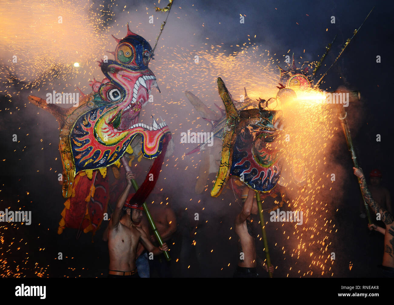 Beijing, Chine, province du Hunan. Feb 17, 2019. Artistes jouent la danse du dragon à l'aide de Fireworks dans Majing'ao Ville de Saint Paul Ville, Centre de la Chine, la province du Hunan, le 17 février 2019. Diverses manifestations folkloriques ont eu lieu dans tout le pays pour célébrer cette année, la Fête des lanternes, qui tombe le 19 février. Credit : Yao Fang/Xinhua/Alamy Live News Banque D'Images