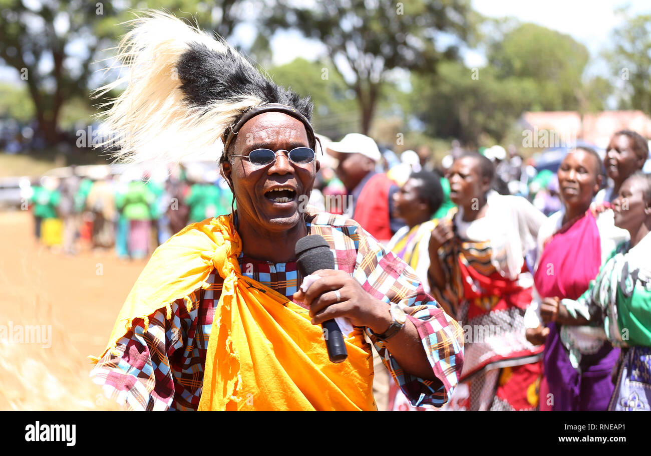 Des danseurs traditionnels du Kenya vu l'exécution pendant la commémoration. Les combattants de la liberté du Kenya contre l'autorité coloniale britannique appelé 'Mau Mau' commémoré l'exécution de leur chef Dedan Kimathi le 18 février 1957. Son corps fut enterré dans une tombe inconnue, veuve Mukami Kimathi veut que sa tombe divulgués et reste exhumés pour un enterrement décent. Banque D'Images