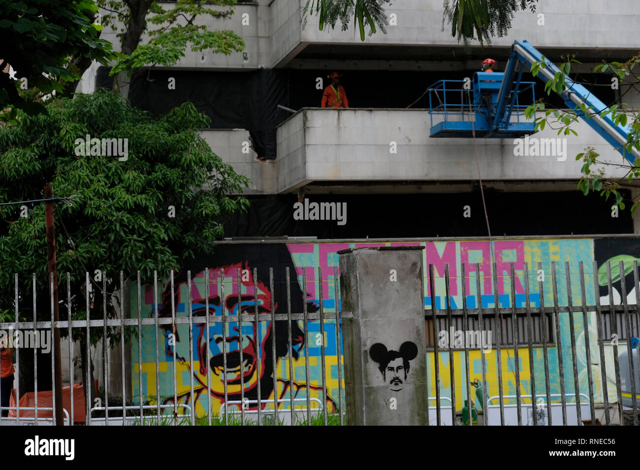 Deux travailleurs de la société en charge de la démolition sont accueillis à l'immeuble de Monaco les travaux nécessaires pour faire la démolition. 25 ans après la mort de Pablo Escobar, le bureau du maire de Medellín et de la communauté a décidé de démolir le bâtiment de Monaco et la construction d'un parc commémoratif pour les victimes de la guerre de l'Escobar. Le bâtiment a été construit comme un bunker de luxe par le Capo, de garder lui-même et sa famille en sécurité, et que le siège du cartel de Medellín. Le bâtiment Monaco deviennent un problème pour la ville, l'église Santa Maria de los Angeles, de voisinage et de la communauté, parce que depuis l'accumulation Banque D'Images