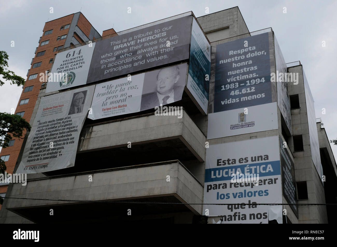 '614 braves assassiné par le Cartel de Medellín" "Respecter notre douleur, à l'honneur nos victimes 1983-1994 46612 vit moins" sont certains des messages qui peuvent être lus sur la façade de l'immeuble de Monaco. 25 ans après la mort de Pablo Escobar, le bureau du maire de Medellín et de la communauté a décidé de démolir le bâtiment de Monaco et la construction d'un parc commémoratif pour les victimes de la guerre de l'Escobar. Le bâtiment a été construit comme un bunker de luxe par le Capo, de garder lui-même et sa famille en sécurité, et que le siège du cartel de Medellín. Le bâtiment Monaco deviennent un problème pour la ville, l'église Santa Maria de los Angeles neighb Banque D'Images