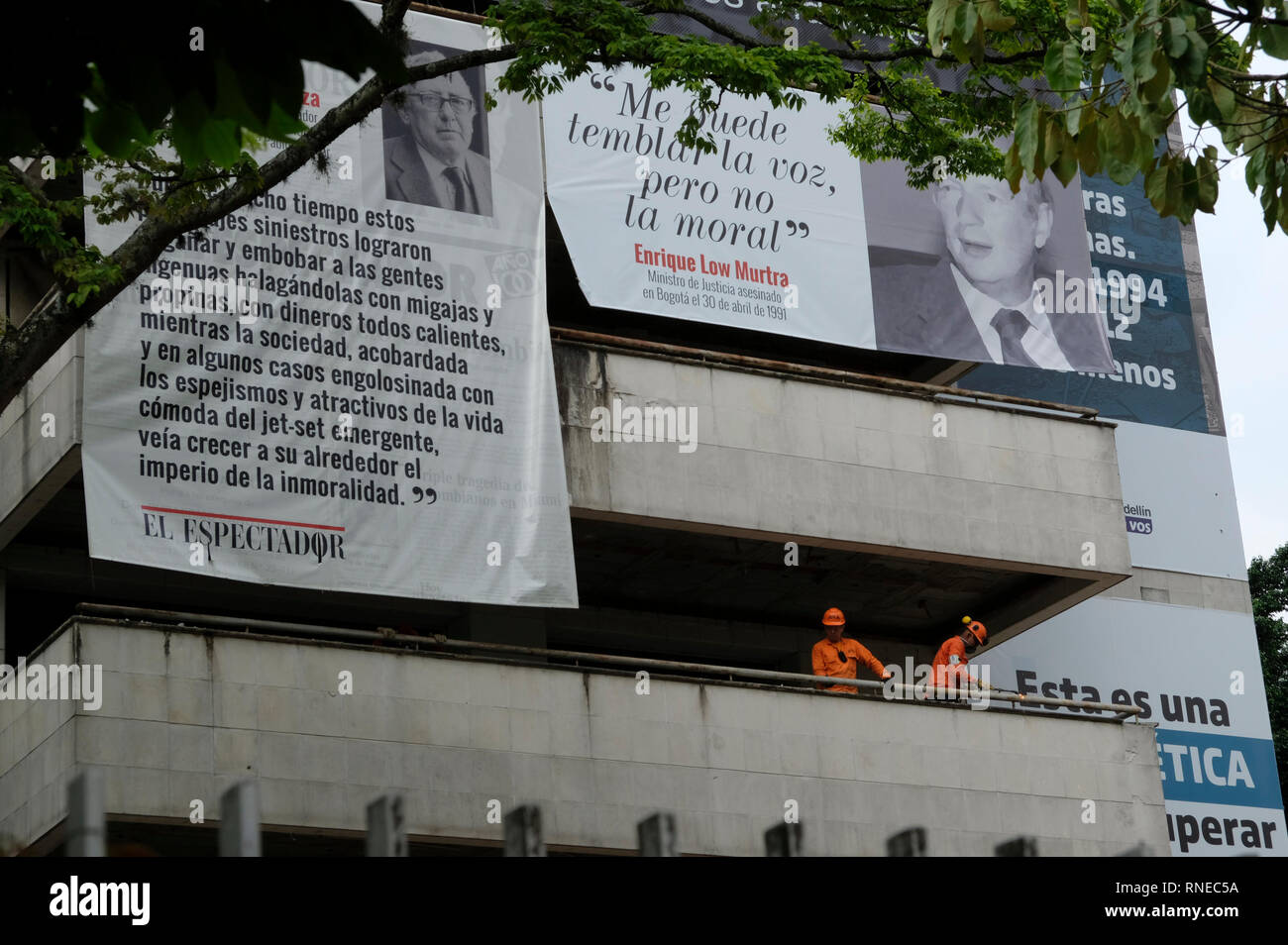 Les travailleurs ont vu la découpe du garde-corps de l'un des balcons. 25 ans après la mort de Pablo Escobar, le bureau du maire de Medellín et de la communauté a décidé de démolir le bâtiment de Monaco et la construction d'un parc commémoratif pour les victimes de la guerre de l'Escobar. Le bâtiment a été construit comme un bunker de luxe par le Capo, de garder lui-même et sa famille en sécurité, et que le siège du cartel de Medellín. Le bâtiment Monaco deviennent un problème pour la ville, l'église Santa Maria de los Angeles, de voisinage et de la communauté, car, depuis l'édifice fut construit, au moins six bombes ont été produites dans la région. Mo Banque D'Images