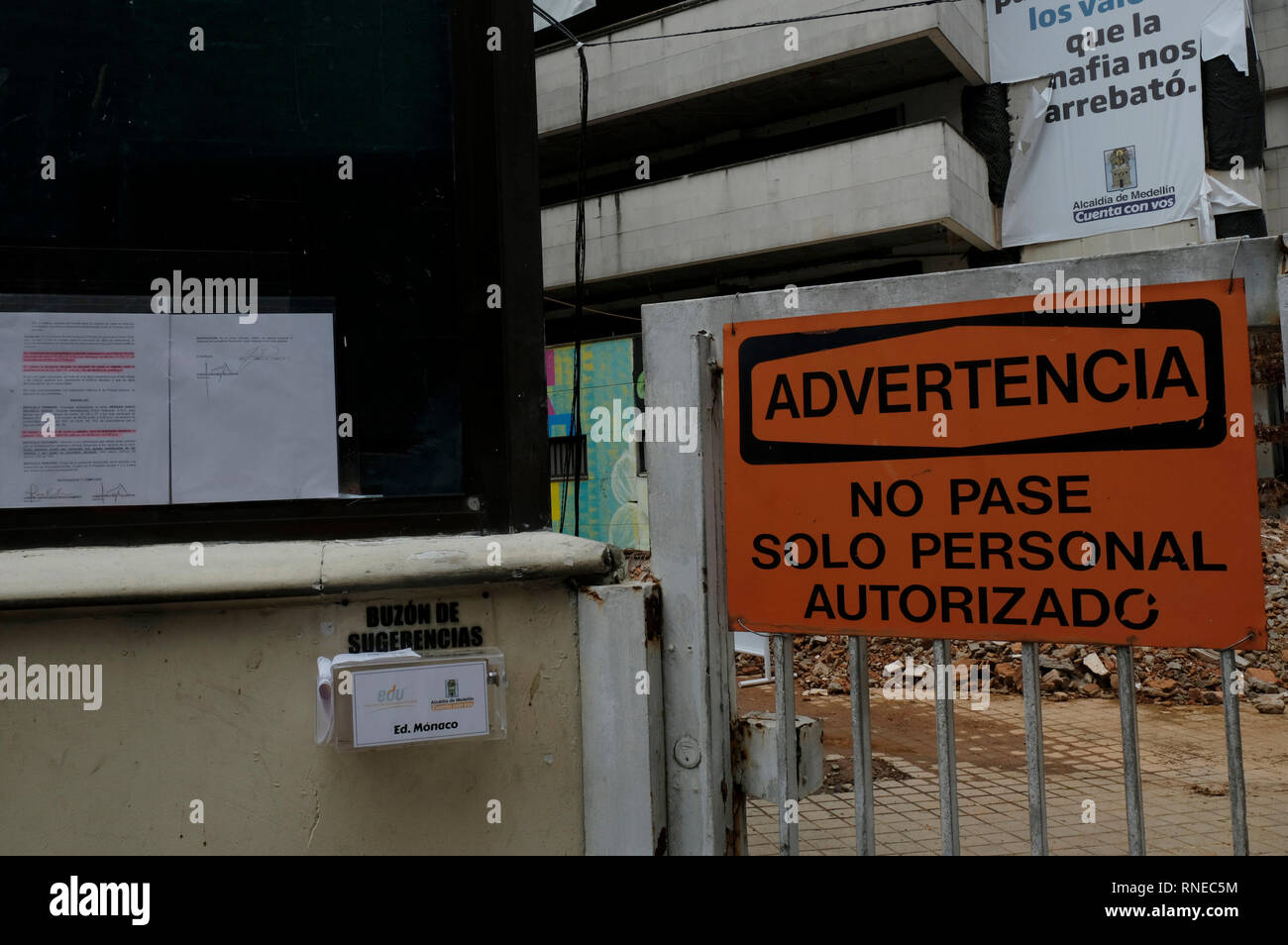 Monaco'entrée de l'édifice avec un panneau qui indique " Attention, entrée interdite, seul le personnel autorisé" 25 ans après la mort de Pablo Escobar, le bureau du maire de Medellín et de la communauté a décidé de démolir le bâtiment de Monaco et la construction d'un parc commémoratif pour les victimes de la guerre de l'Escobar. Le bâtiment a été construit comme un bunker de luxe par le Capo, de garder lui-même et sa famille en sécurité, et que le siège du cartel de Medellín. Le bâtiment Monaco deviennent un problème pour la ville, l'église Santa Maria de los Angeles, de voisinage et de la communauté, car, depuis l'édifice fut construit, au moins six b Banque D'Images