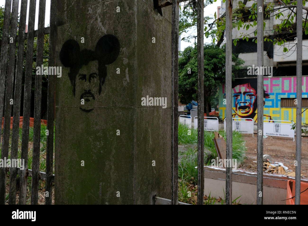 Stencil graffiti sur le Monaco's building clôture avec le visage d'Escobar et oreilles de Mickey Mouse. 25 ans après la mort de Pablo Escobar, le bureau du maire de Medellín et de la communauté a décidé de démolir le bâtiment de Monaco et la construction d'un parc commémoratif pour les victimes de la guerre de l'Escobar. Le bâtiment a été construit comme un bunker de luxe par le Capo, de garder lui-même et sa famille en sécurité, et que le siège du cartel de Medellín. Le bâtiment Monaco deviennent un problème pour la ville, l'église Santa Maria de los Angeles, de voisinage et de la communauté, car, depuis l'édifice fut construit, au moins six bombes ont été mis Banque D'Images