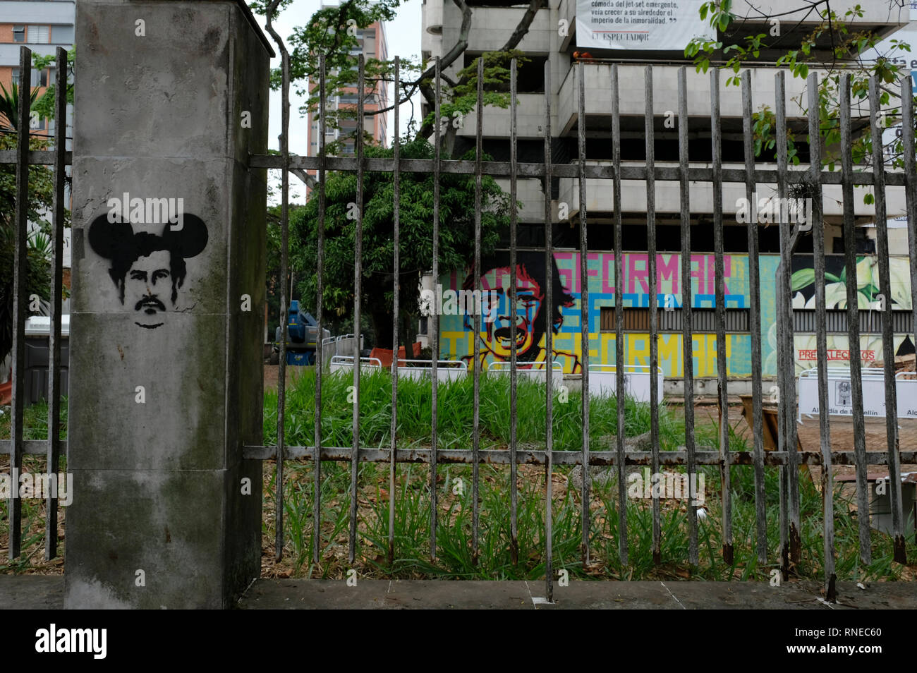 Stencil graffiti sur le Monaco's building clôture avec le visage d'Escobar et oreilles de Mickey Mouse et un graffiti sur la façade du bâtiment avec le mot "transformer". 25 ans après la mort de Pablo Escobar, le bureau du maire de Medellín et de la communauté a décidé de démolir le bâtiment de Monaco et la construction d'un parc commémoratif pour les victimes de la guerre de l'Escobar. Le bâtiment a été construit comme un bunker de luxe par le Capo, de garder lui-même et sa famille en sécurité, et que le siège du cartel de Medellín. Le bâtiment Monaco deviennent un problème pour la ville, l'église Santa Maria de los Angeles Quartier, et les co Banque D'Images