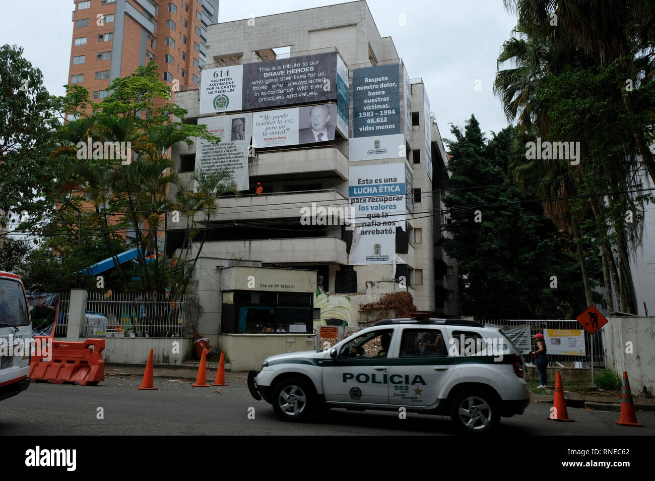 Une voiture de police vu en face de l'immeuble Monaco patrouillant dans le secteur. 25 ans après la mort de Pablo Escobar, le bureau du maire de Medellín et de la communauté a décidé de démolir le bâtiment de Monaco et la construction d'un parc commémoratif pour les victimes de la guerre de l'Escobar. Le bâtiment a été construit comme un bunker de luxe par le Capo, de garder lui-même et sa famille en sécurité, et que le siège du cartel de Medellín. Le bâtiment Monaco deviennent un problème pour la ville, l'église Santa Maria de los Angeles, de voisinage et de la communauté, car, depuis l'édifice fut construit, au moins six bombes ont été mis en valeur de la Banque D'Images