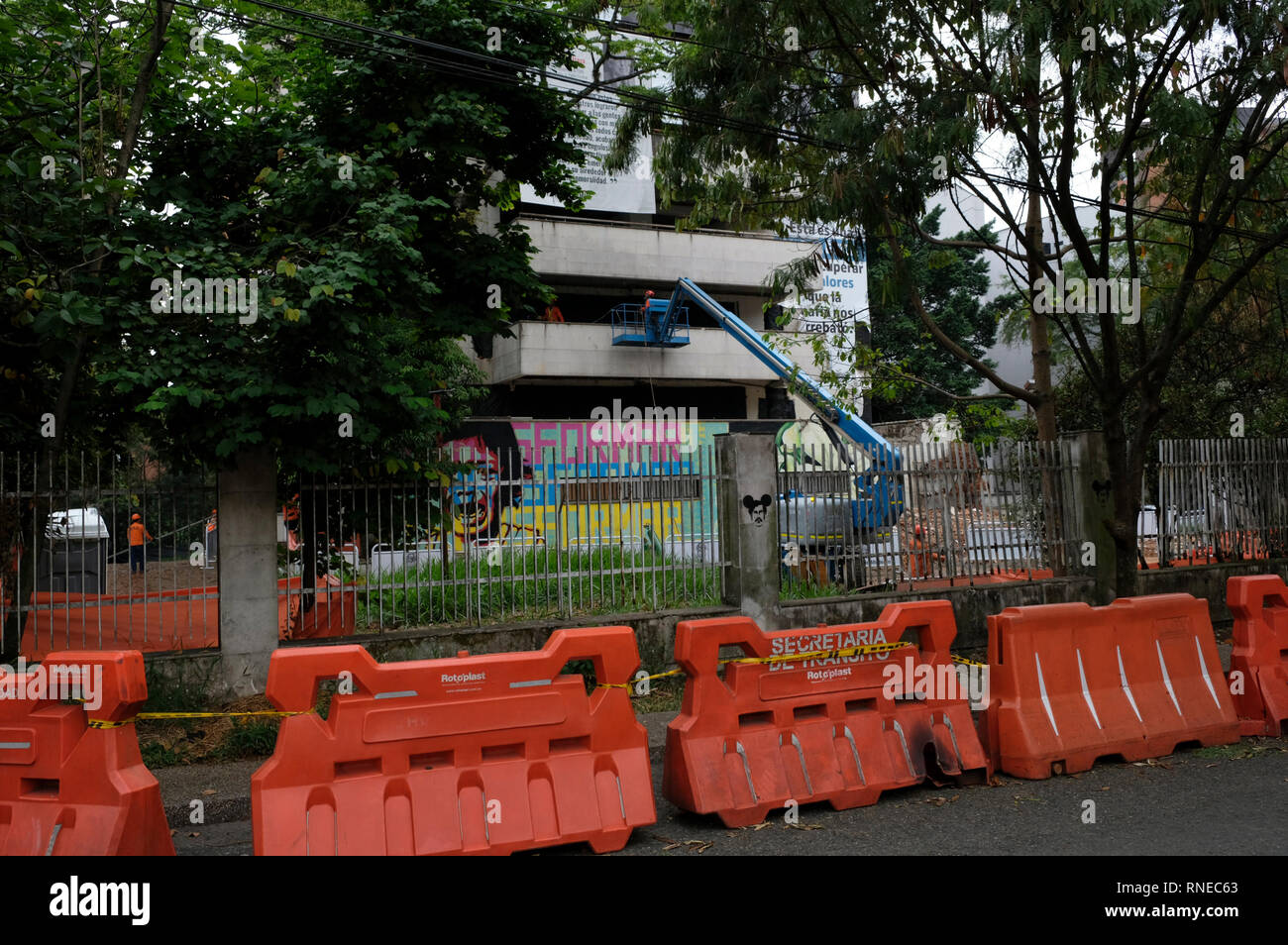 Les travailleurs de la société en charge de la démolition sont accueillis à l'immeuble de Monaco les travaux nécessaires pour faire la démolition. 25 ans après la mort de Pablo Escobar, le bureau du maire de Medellín et de la communauté a décidé de démolir le bâtiment de Monaco et la construction d'un parc commémoratif pour les victimes de la guerre de l'Escobar. Le bâtiment a été construit comme un bunker de luxe par le Capo, de garder lui-même et sa famille en sécurité, et que le siège du cartel de Medellín. Le bâtiment Monaco deviennent un problème pour la ville, l'église Santa Maria de los Angeles, de voisinage et de la communauté, parce que depuis l'immeuble Banque D'Images
