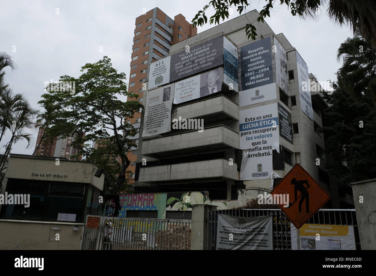 Medellin, Antioquia, en Colombie. Feb 17, 2019. Le bâtiment a été Monaco l'endroit où le cartel de la drogue de Cali a tenté de tuer à Pablo Escobar en 1988 avec 80 kg de dynamite placée dans une voiture piégée. 25 ans après la mort de Pablo Escobar, le MedellÃ-n bureau du maire et de la communauté a décidé de démolir le bâtiment de Monaco et la construction d'un parc commémoratif pour les victimes de la guerre de l'Escobar. Le bâtiment a été construit comme un bunker de luxe par le Capo, de garder lui-même et sa famille en sécurité, et que l'MedellÃ-n de l'administration centrale du cartel.Â .Le bâtiment Monaco deviennent un problème pour la ville, la Santa Maria d Banque D'Images