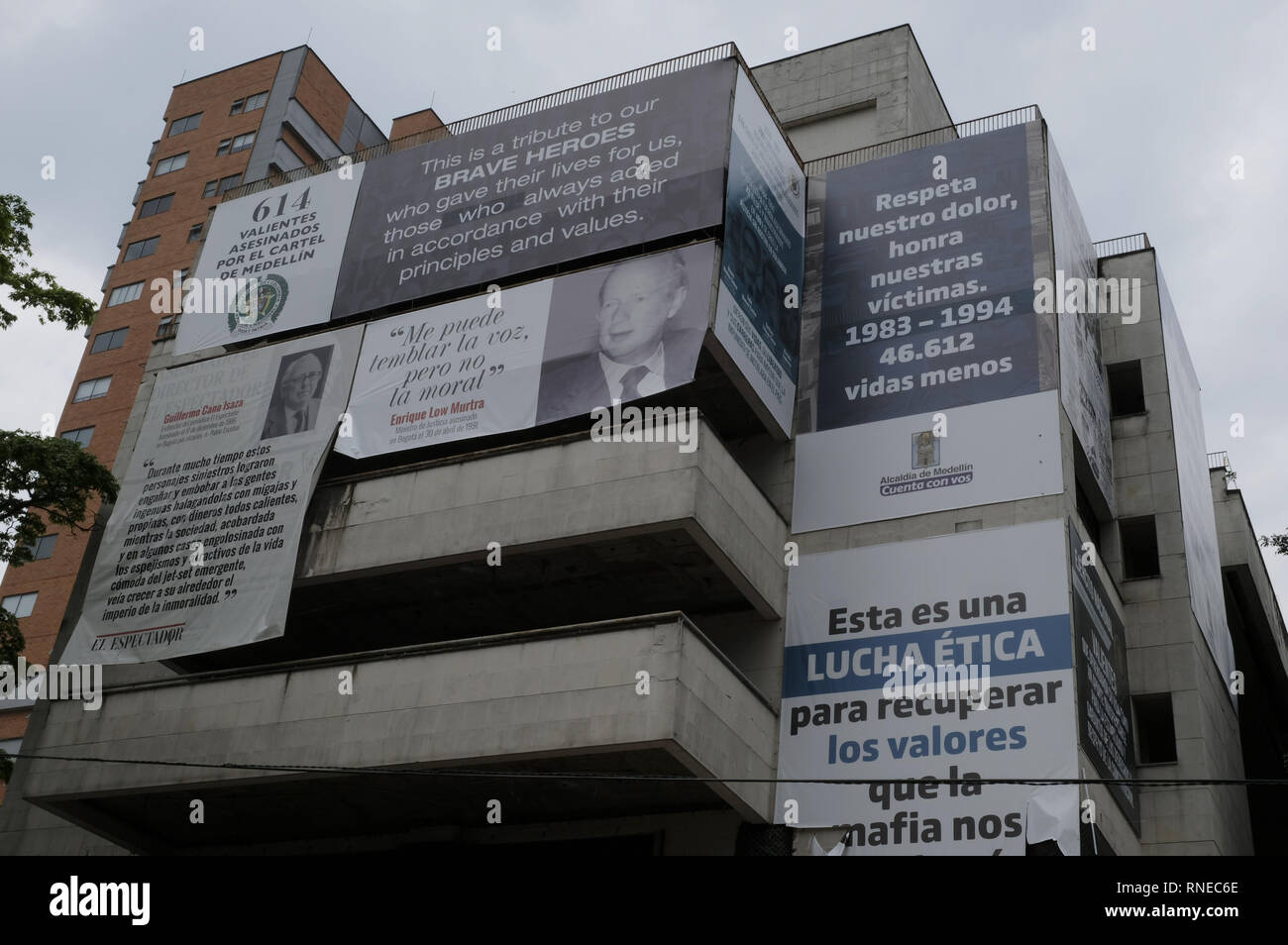 Medellin, Antioquia, en Colombie. Feb 17, 2019. ''614 braves assassinés par l'MedellÃ-Cartel n'' 'Respecter notre douleur, à l'honneur nos victimes 1983-1994 46612 vit moins'' sont certains des messages qui peuvent être lus sur la façade de l'immeuble de Monaco. 25 ans après la mort de Pablo Escobar, le MedellÃ-n bureau du maire et de la communauté a décidé de démolir le bâtiment de Monaco et la construction d'un parc commémoratif pour les victimes de la guerre de l'Escobar. Le bâtiment a été construit comme un bunker de luxe par le Capo, de garder lui-même et sa famille en sécurité, et que l'MedellÃ-n de l'administration centrale du cartel.Â .Le bâtiment b Monaco Banque D'Images