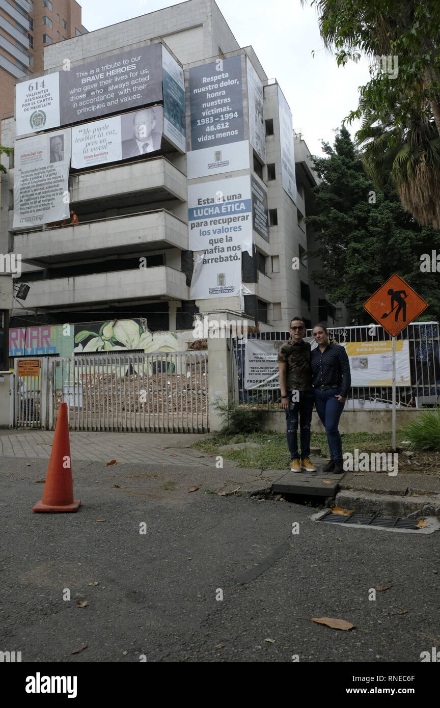 Medellin, Antioquia, en Colombie. Feb 17, 2019. Luis Gomez et Gemma MuÃ±oz équatoriennes sont les touristes visitant certaines des places offertes dans le Pablo Escobar 'narco tours''. Ils allaient rendre visite à l'hacienda Napoles, la Manuela hacienda dans Guatapé et le Monaco immeuble avant la démolition. Pour eux ''Monaco démolition de bâtiment est une erreur parce qu'il aura une incidence sur le tourisme dans la ville et il diminue l'argent laissé par les touristes en MedellÃ-n'' 400 ans après la mort de Pablo Escobar, le MedellÃ-n bureau du maire et de la communauté a décidé de démolir le bâtiment a Monaco Banque D'Images