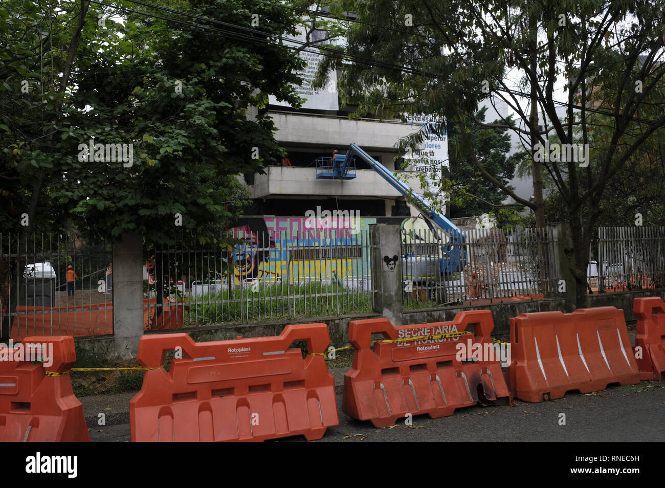 Medellin, Antioquia, en Colombie. Feb 17, 2019. Les travailleurs de la société en charge de la démolition sont accueillis à l'immeuble de Monaco les travaux nécessaires pour faire la démolition.Â 400 ans après la mort de Pablo Escobar, le MedellÃ-n bureau du maire et de la communauté a décidé de démolir le bâtiment de Monaco et la construction d'un parc commémoratif pour les victimes de la guerre de l'Escobar. Le bâtiment a été construit comme un bunker de luxe par le Capo, de garder lui-même et sa famille en sécurité, et que l'MedellÃ-n de l'administration centrale du cartel.Â .Le bâtiment Monaco deviennent un problème pour la ville, l'église Santa Maria de los Angeles ne Banque D'Images