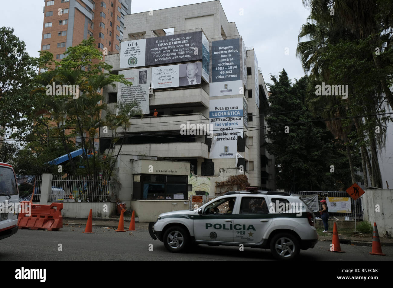 Medellin, Antioquia, en Colombie. Feb 17, 2019. Une voiture de police vu en face de l'immeuble Monaco patrouillant dans le secteur. 25 ans après la mort de Pablo Escobar, le MedellÃ-n bureau du maire et de la communauté a décidé de démolir le bâtiment de Monaco et la construction d'un parc commémoratif pour les victimes de la guerre de l'Escobar. Le bâtiment a été construit comme un bunker de luxe par le Capo, de garder lui-même et sa famille en sécurité, et que l'MedellÃ-n de l'administration centrale du cartel.Â .Le bâtiment Monaco deviennent un problème pour la ville, l'église Santa Maria de los Angeles, de voisinage et de la communauté, parce que depuis l'buil Banque D'Images