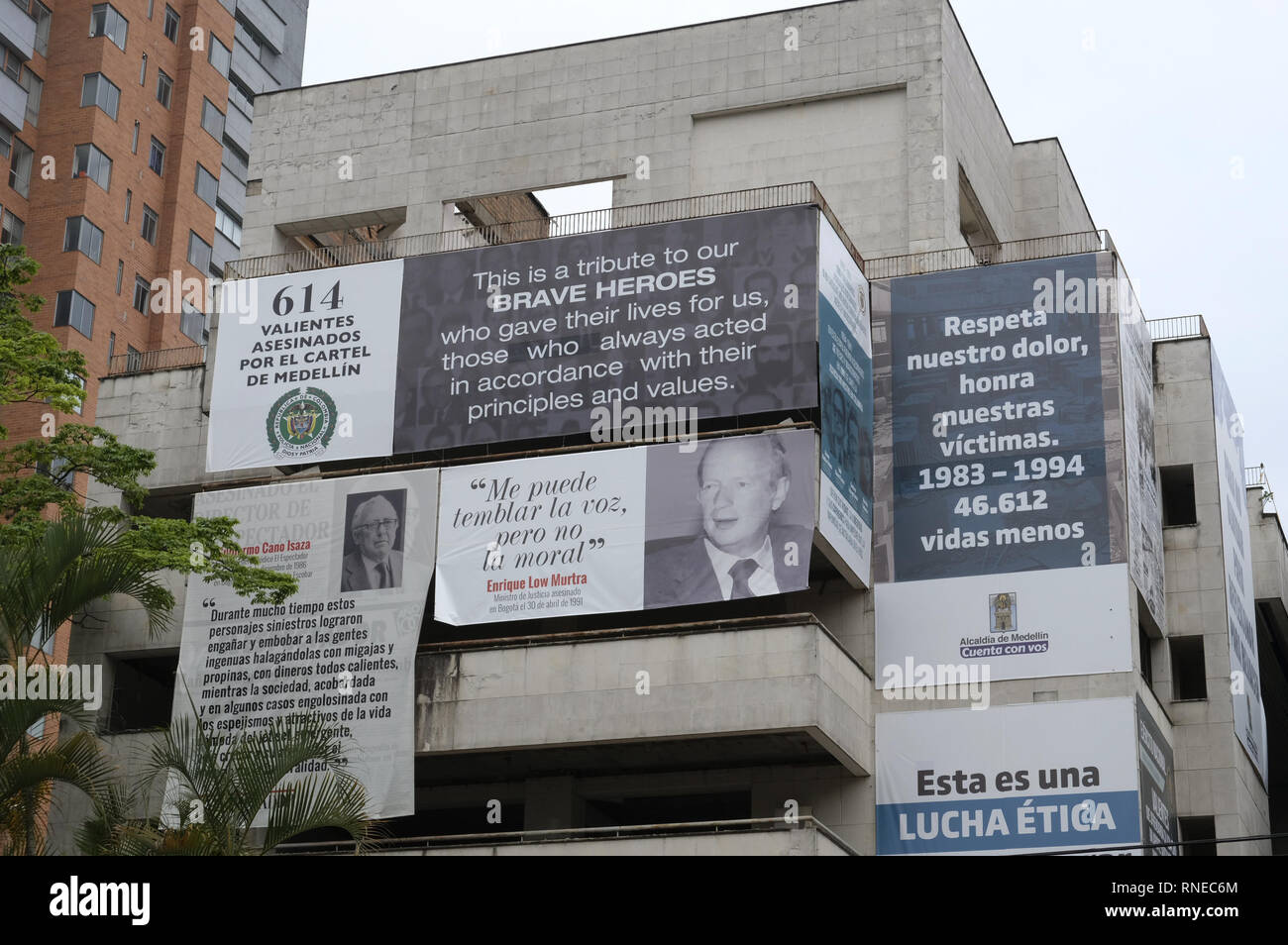 Medellin, Antioquia, en Colombie. Feb 17, 2019. ''614 braves assassinés par l'MedellÃ-Cartel n'' 'Respecter notre douleur, à l'honneur nos victimes 1983-1994 46612 vit moins'' sont certains des messages qui peuvent être lus sur la façade de l'immeuble de Monaco.Â 400 ans après la mort de Pablo Escobar, le MedellÃ-n bureau du maire et de la communauté a décidé de démolir le bâtiment de Monaco et la construction d'un parc commémoratif pour les victimes de la guerre de l'Escobar. Le bâtiment a été construit comme un bunker de luxe par le Capo, de garder lui-même et sa famille en sécurité, et que l'MedellÃ-n de l'administration centrale du cartel.Â .Le bâtiment Monaco Banque D'Images