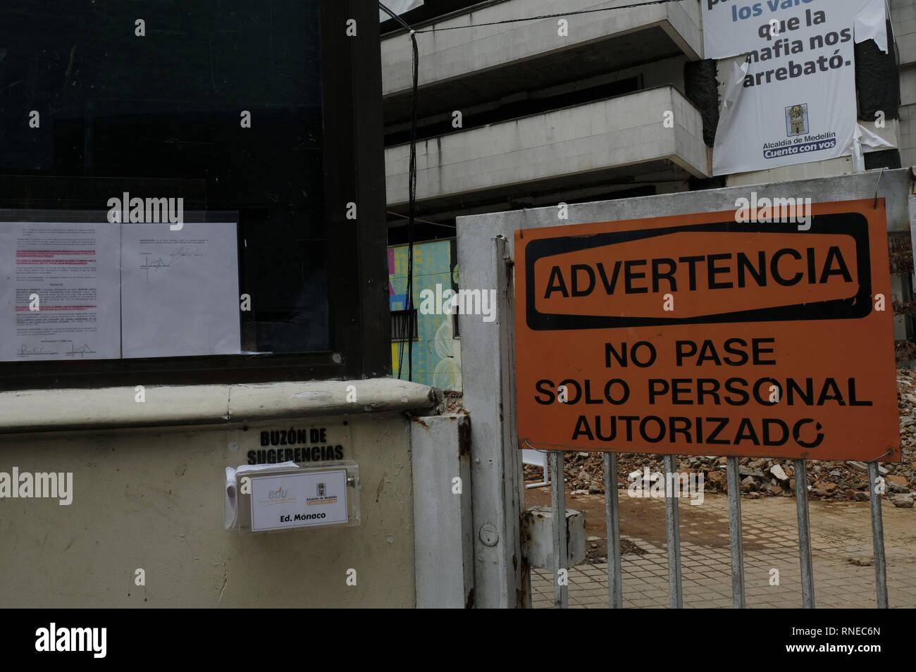 Medellin, Antioquia, en Colombie. Feb 17, 2019. Monaco'entrée de l'édifice avec un panneau ' attention, entrée interdite, seul le personnel autorisé'' 25 ans après la mort de Pablo Escobar, le MedellÃ-n bureau du maire et de la communauté a décidé de démolir le bâtiment de Monaco et la construction d'un parc commémoratif pour les victimes de la guerre de l'Escobar. Le bâtiment a été construit comme un bunker de luxe par le Capo, de garder lui-même et sa famille en sécurité, et que l'MedellÃ-n de l'administration centrale du cartel.Â .Le bâtiment Monaco deviennent un problème pour la ville, l'église Santa Maria de los Angeles Quartier, et la c Banque D'Images