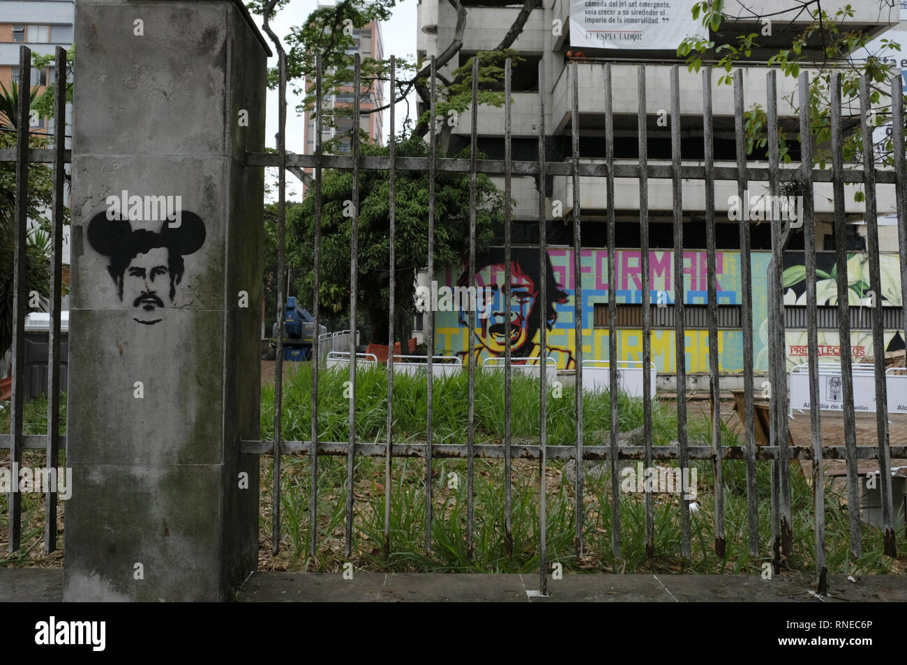 Medellin, Antioquia, en Colombie. Feb 17, 2019. Stencil graffiti sur le Monaco's building clôture avec le visage d'Escobar et oreilles de Mickey Mouse et un graffiti sur la façade du bâtiment avec le mot 'Transformer'',25 ans après la mort de Pablo Escobar, le MedellÃ-n bureau du maire et de la communauté a décidé de démolir le bâtiment de Monaco et la construction d'un parc commémoratif pour les victimes de la guerre de l'Escobar. Le bâtiment a été construit comme un bunker de luxe par le Capo, de garder lui-même et sa famille en sécurité, et que l'MedellÃ-n de l'administration centrale du cartel.Â .Le bâtiment Monaco deviennent un problème pour t Banque D'Images