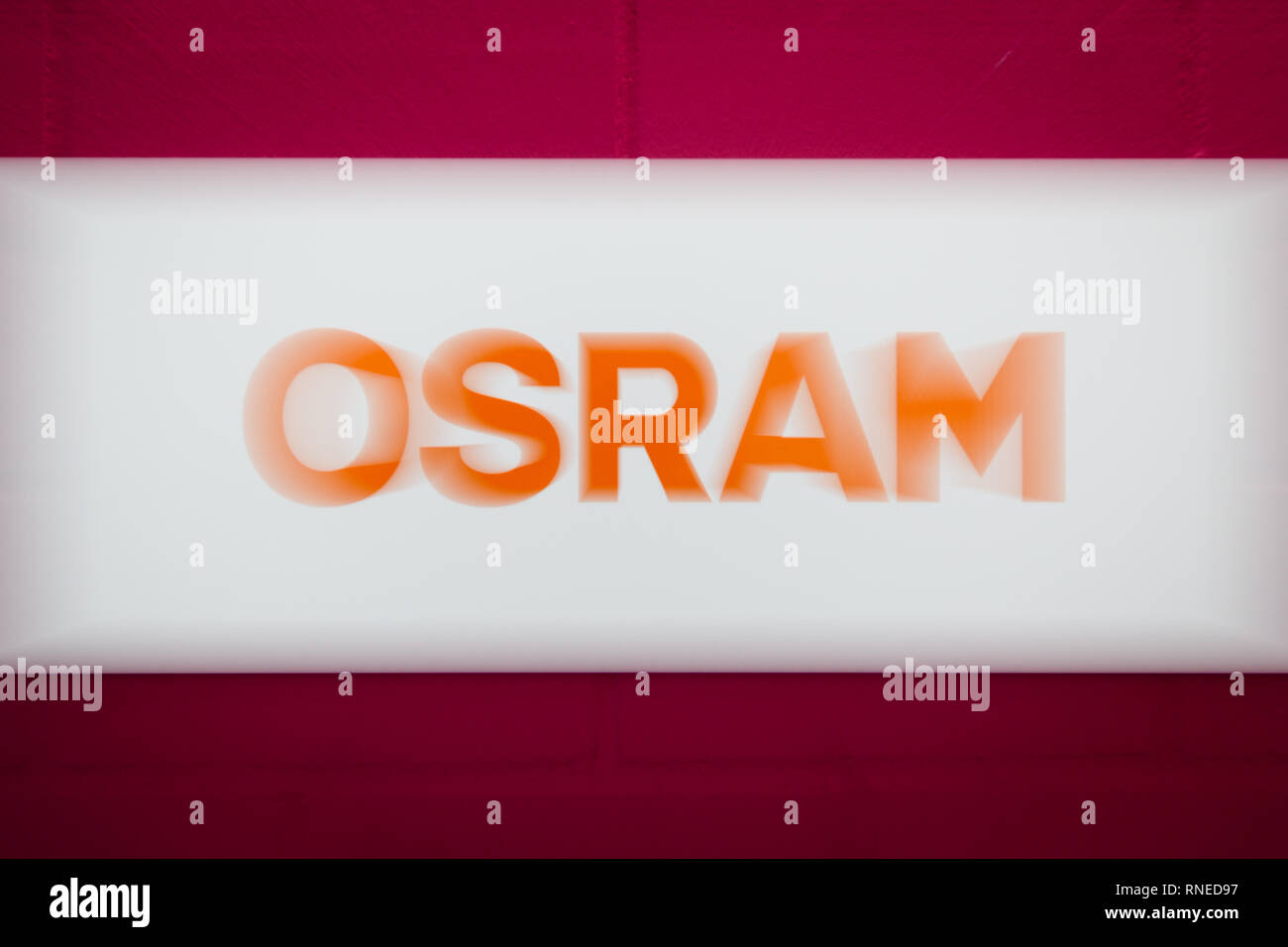 11 février 2019, Bavaria, Munich : le logo Osram peut être vu sur un mur dans le siège d'Osram. (L'enregistrement avec effet de zoom) Photo : Matthias Balk/dpa Banque D'Images