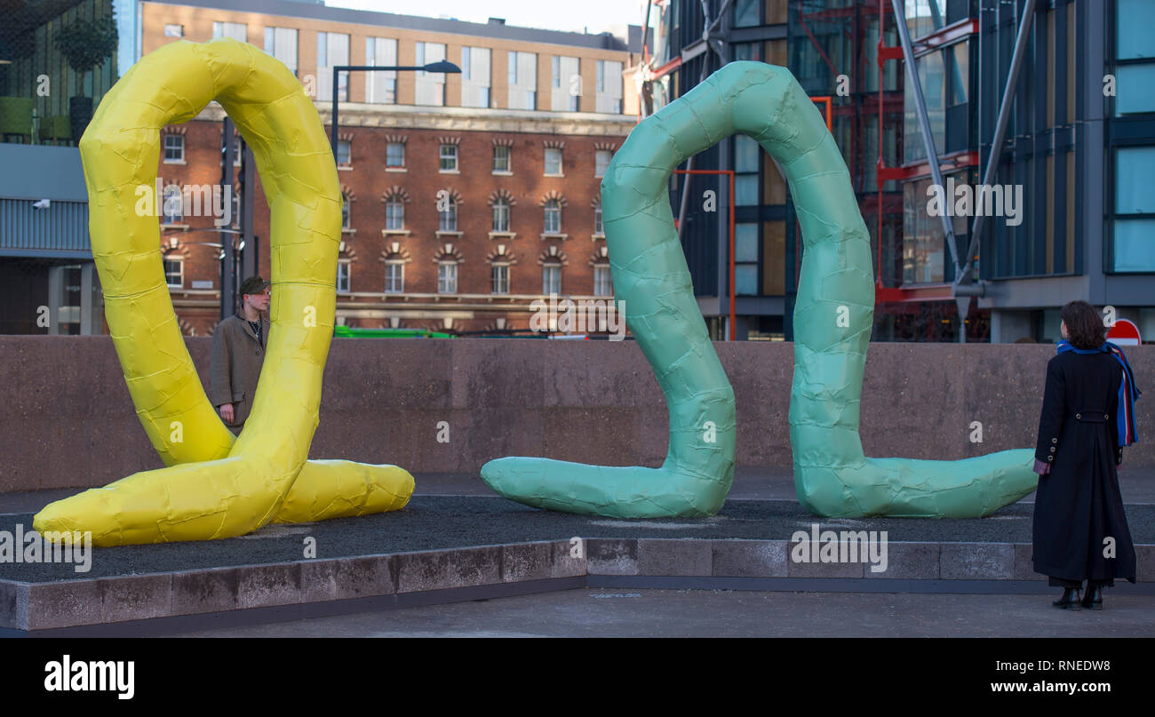 Tate Modern, Londres, Royaume-Uni. 19 Février, 2019. La Tate Modern présente une importante exposition de l'œuvre de Franz West (1947-2012). Organisée par la Tate Modern et le Centre Pompidou, la première rétrospective posthume et plus complet de l'enquête sur le travail de l'artiste jamais organisé au Royaume-Uni. Cette exposition explore la sensibilité et l'irrévérencieux approche enjouée de matériaux, de couleurs et de forme qui caractérisent l'Ouest l'esthétique punk. De droit : Alpha (collection privée, Autriche) et oméga (avec la permission de Peter Lund), 2008. Credit : Malcolm Park/Alamy Live News. Banque D'Images