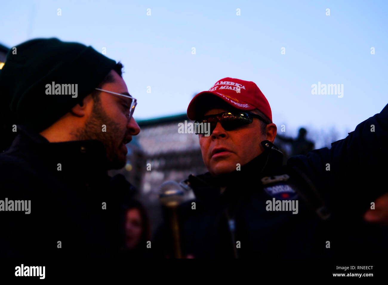 New York, NY, USA. Feb 18, 2019. Partisan d'atout en main comme les New-yorkais et autres protester contre les actions du 45e président, qui a appelé une urgence nationale pour construire le mur de la frontière sur la frontière sud des États-Unis usurper efficacement les pouvoirs du Congrès sur la sécurité intérieure. Des manifestations ont eu lieu à Union Square le 18 février 2019 à New York. Credit : Mpi43/media/Alamy Punch Live News Banque D'Images