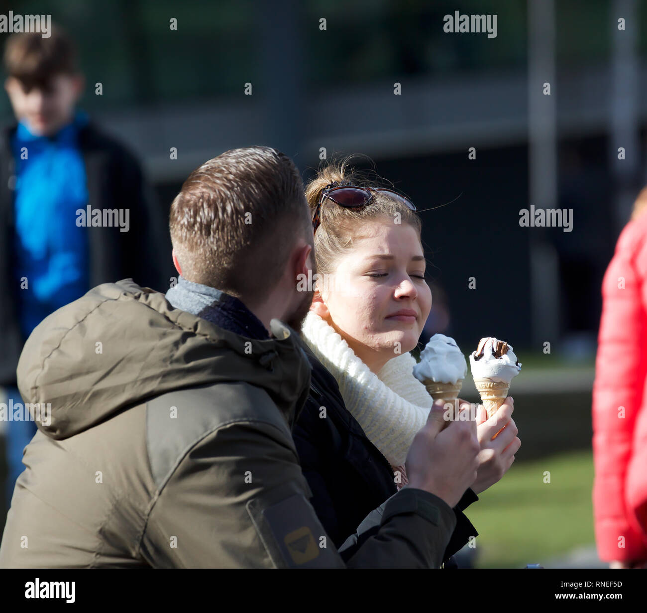 Londres, Royaume-Uni. Feb 19, 2019. Ciel bleu sur Londres pendant la moitié des vacances scolaires à long terme. Marcher le long des familles par le Tower Bridge et HMS Belfast profitant du soleil d'hiver même si les températures restent au-dessus de la moyenne pour la période de l'année.Credit : Keith Larby/Alamy Live News Crédit : Keith Larby/Alamy Live News Banque D'Images