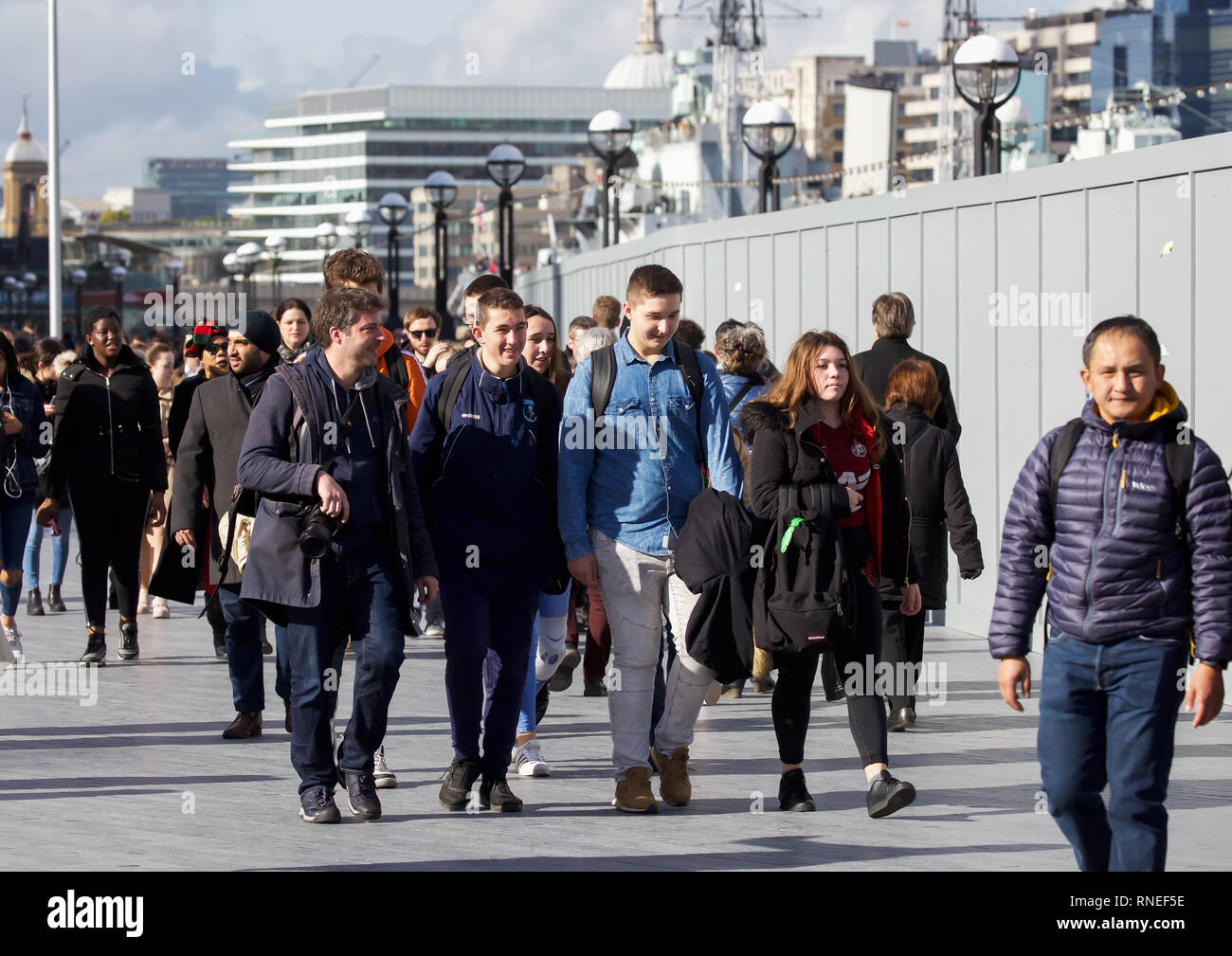 Londres, Royaume-Uni. Feb 19, 2019. Ciel bleu sur Londres pendant la moitié des vacances scolaires à long terme. Marcher le long des familles par le Tower Bridge et HMS Belfast profitant du soleil d'hiver même si les températures restent au-dessus de la moyenne pour la période de l'année.Credit : Keith Larby/Alamy Live News Crédit : Keith Larby/Alamy Live News Banque D'Images