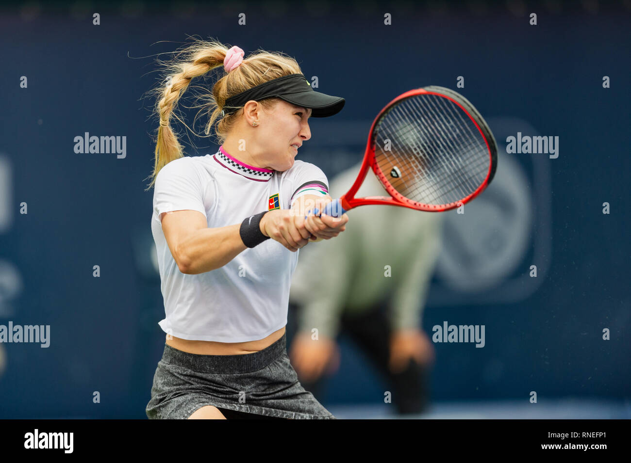 Dubaï, Émirats arabes unis. Feb 19, 2019. Eugénie Bouchard du Canada joue une balle dans le deuxième tour contre Simona de Roumanie : au cours de la Dubai Duty Free Tennis championnat au stade de tennis international de Dubaï, DUBAÏ, ÉMIRATS ARABES UNIS Le 19 février 2019. Photo de Grant l'hiver. Credit : UK Sports Photos Ltd/Alamy Live News Banque D'Images