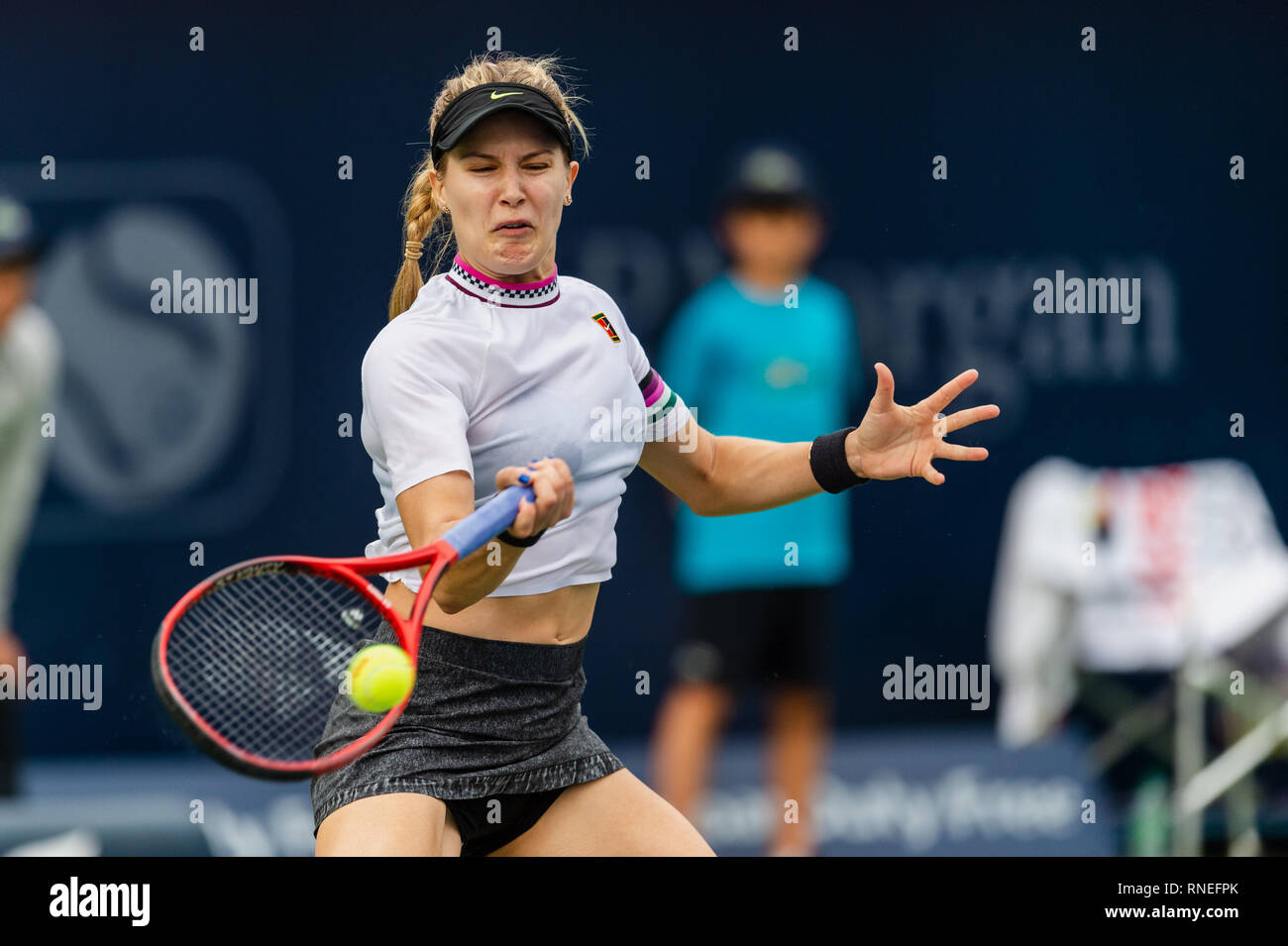 Dubaï, Émirats arabes unis. Feb 19, 2019. Eugénie Bouchard du Canada joue un coup de coup droit dans le deuxième tour de la Roumanie : Simona contre pendant le Dubai Duty Free Tennis championnat au stade de tennis international de Dubaï, DUBAÏ, ÉMIRATS ARABES UNIS Le 19 février 2019. Photo de Grant l'hiver. Credit : UK Sports Photos Ltd/Alamy Live News Banque D'Images