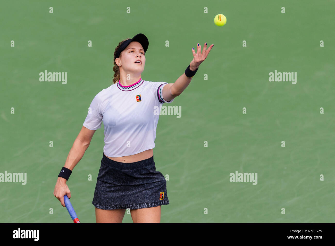 Dubaï, Émirats arabes unis. Feb 19, 2019. Eugénie Bouchard du Canada lance la balle jusqu'à servir dans le deuxième match contre la Roumanie : Simona de pendant le Dubai Duty Free Tennis championnat au stade de tennis international de Dubaï, DUBAÏ, ÉMIRATS ARABES UNIS Le 19 février 2019. Photo de Grant l'hiver. Credit : UK Sports Photos Ltd/Alamy Live News Banque D'Images