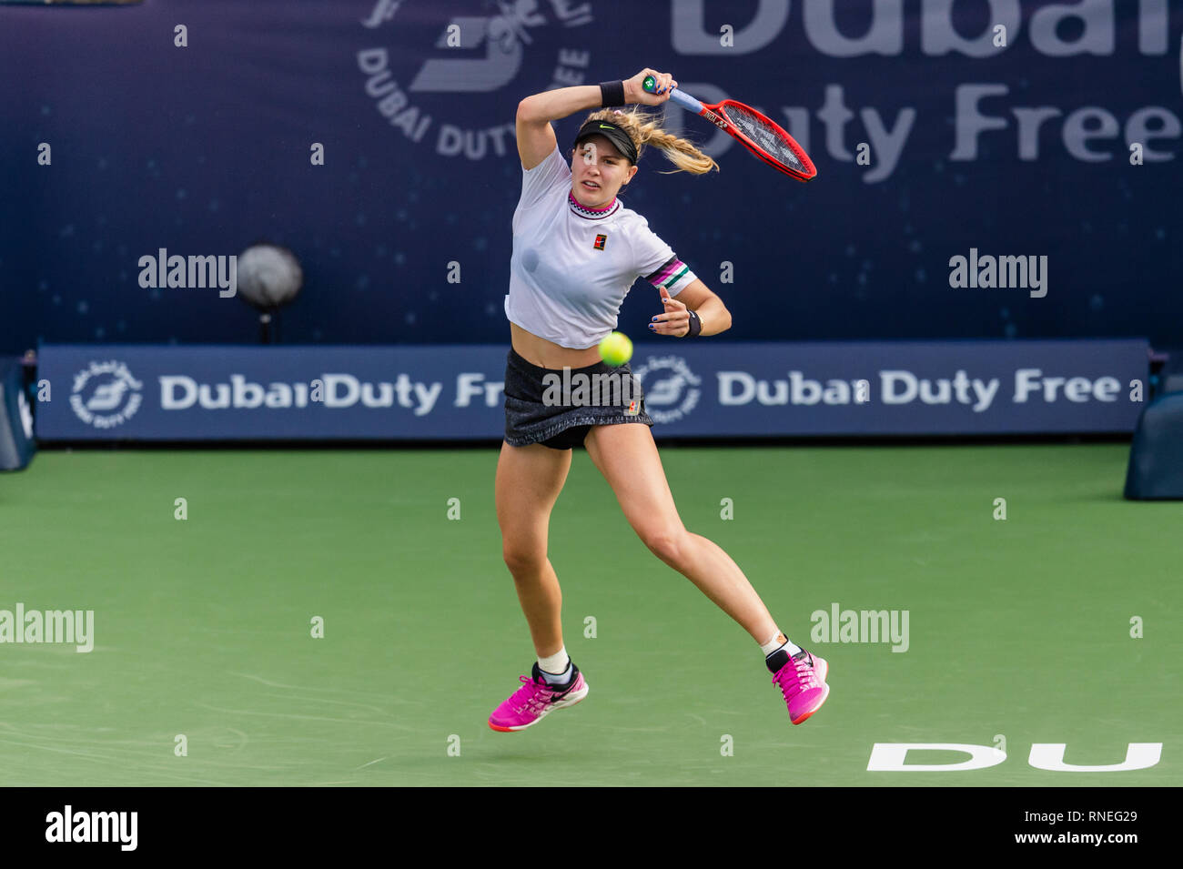 Dubaï, Émirats arabes unis. Feb 19, 2019. Eugénie Bouchard du Canada joue une balle dans le deuxième tour contre Simona de Roumanie : au cours de la Dubai Duty Free Tennis championnat au stade de tennis international de Dubaï, DUBAÏ, ÉMIRATS ARABES UNIS Le 19 février 2019. Photo de Grant l'hiver. Credit : UK Sports Photos Ltd/Alamy Live News Banque D'Images