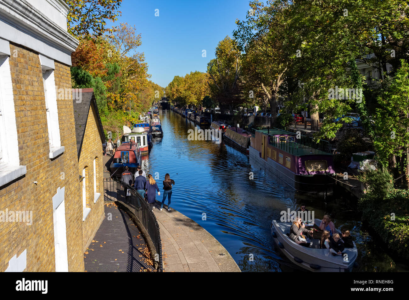 Londres, UK - Oct 21, 2018 : Rangées de péniches et bateaux sur le canal étroit banques à Regent's Canal, près de Paddington à la Petite Venise, Londres - Engl Banque D'Images