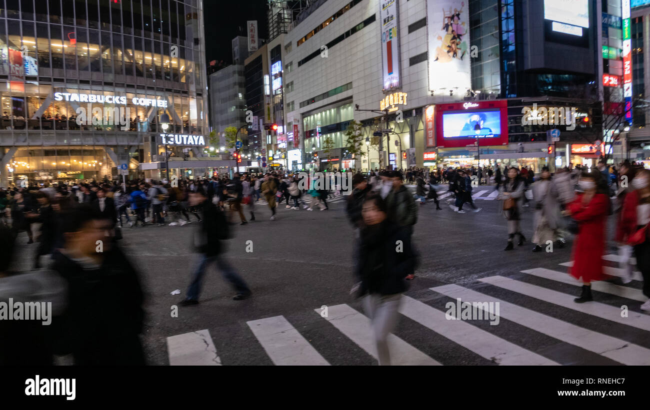 TOKYO, JAPON - 23 décembre 2012 : les piétons traversent au croisement de Shibuya. Il est l'un des plus célèbres et les plus fréquentés dans les passages pour piétons scramble w Banque D'Images