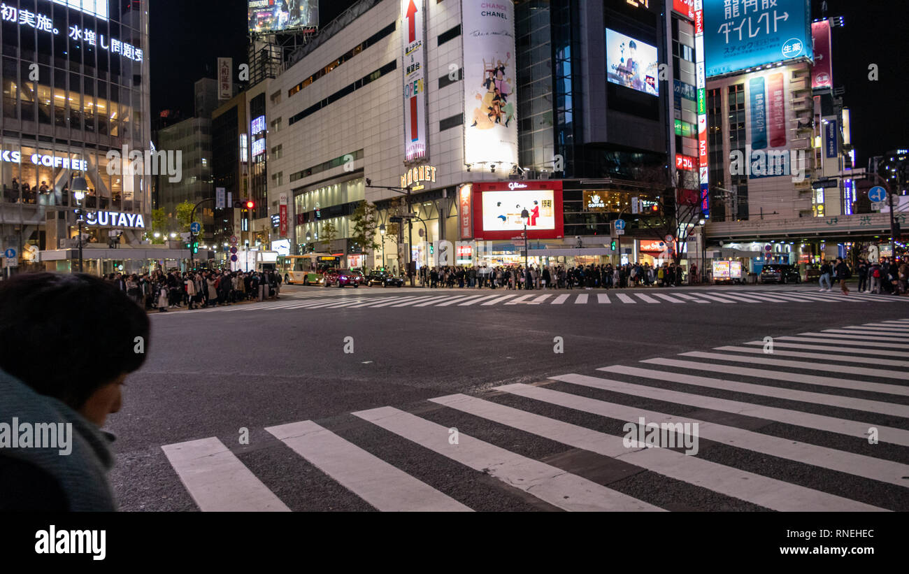 TOKYO, JAPON - 23 décembre 2012 : les piétons traversent au croisement de Shibuya. Il est l'un des plus célèbres et les plus fréquentés dans les passages pour piétons scramble w Banque D'Images