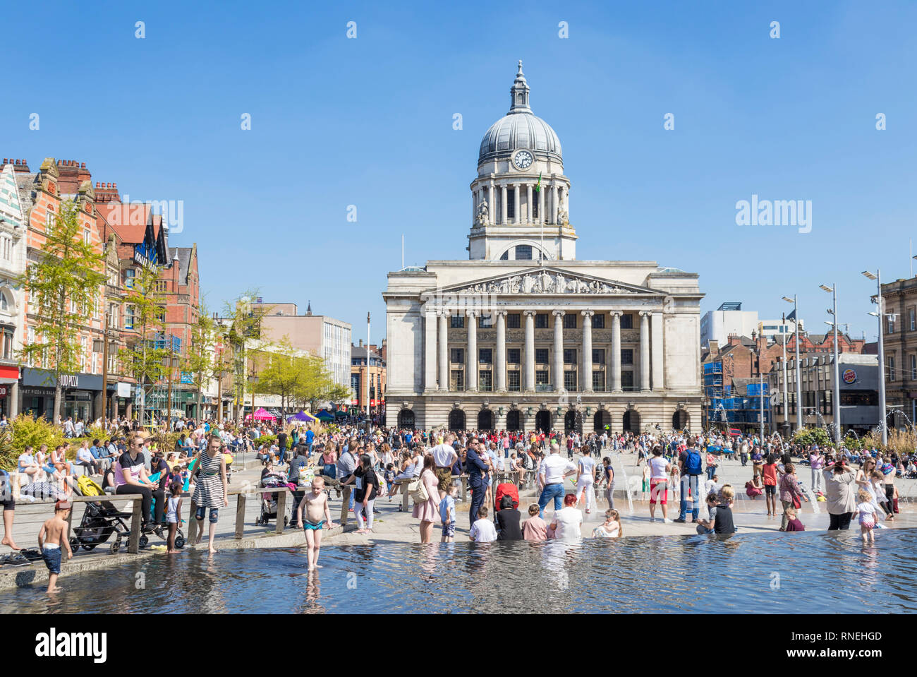 Place du vieux marché de Nottingham Council House et fontaines extérieure du centre-ville de Nottingham East Midlands Bretagne Angleterre go uk europe Banque D'Images