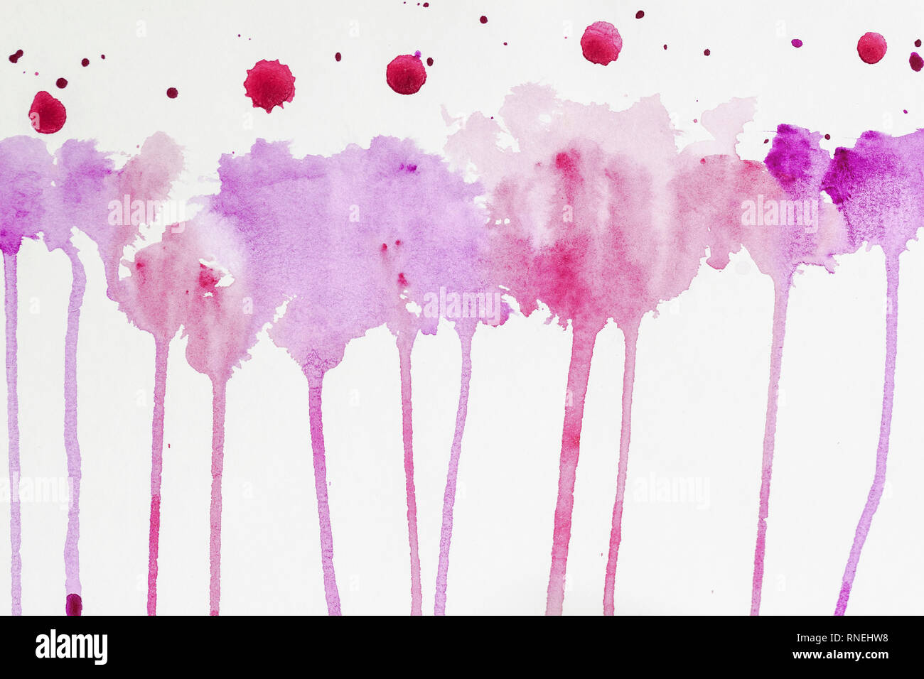 Aquarelle en cours à la main. Aquarelle abstraite, les taches colorées de texture dans les tons de pourpre et violet couleurs sur papier blanc Banque D'Images